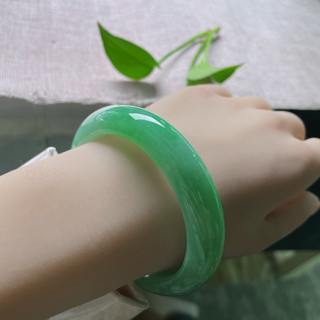 57/12.7/9.1绿底正圈，水润细腻，春意无边，纯粹，回眸一笑胜星华，无裂，ss51685a