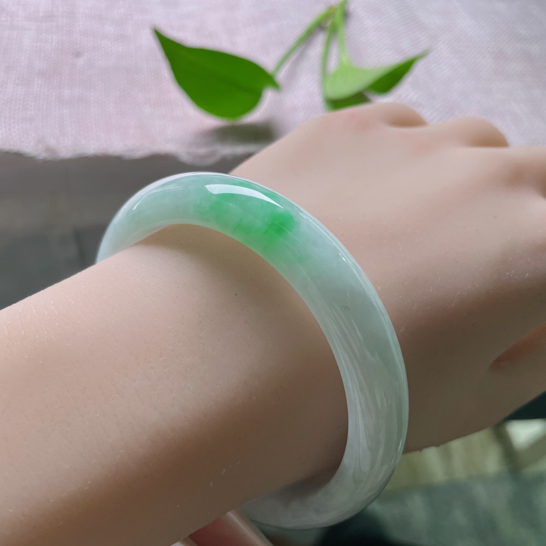 56.9/11.6/7.9飘绿正圈，水润细腻，清新简约大方，甜美，有棉线，ss51288a