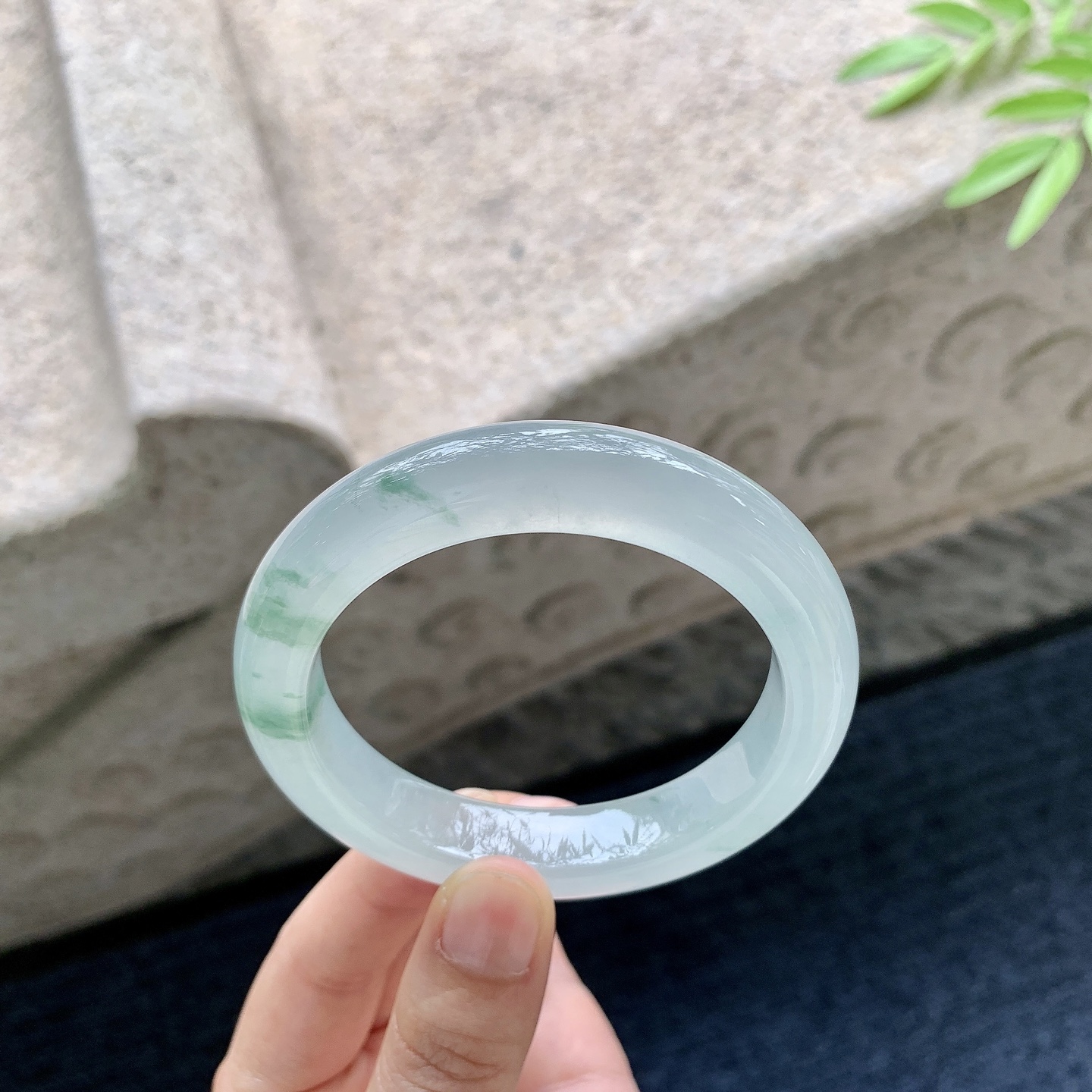 正圈54 55 圈口54.7/12/9.6 编码C5042942 描述冰飘绿花，水润，种老，细腻，打灯有棉絮线，无碍