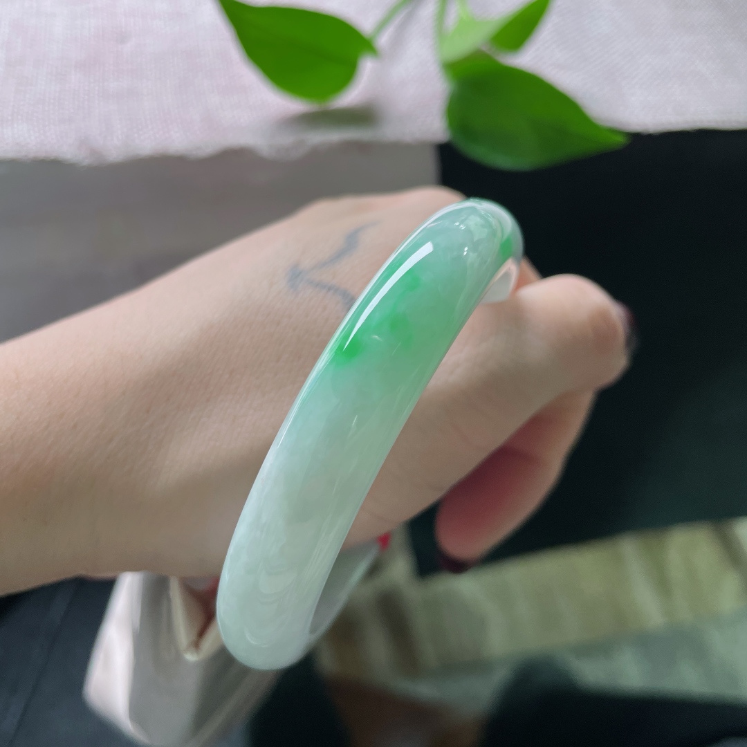 56.9/11.6/7.9飘绿正圈，水润细腻，清新简约大方，甜美，有棉线，ss51288a