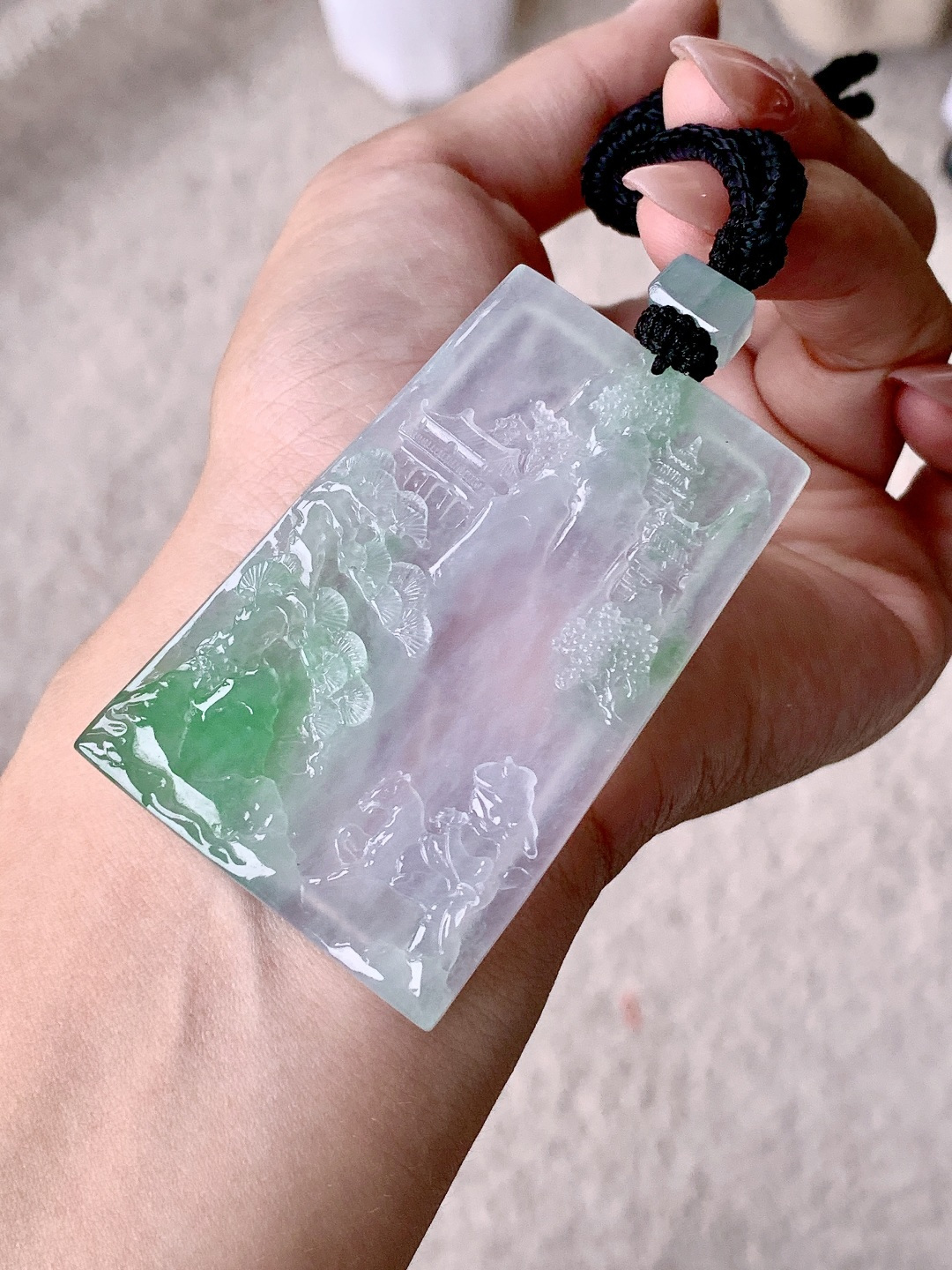 冰飘绿花大山水牌吊坠，缅料，无裂，性比高，飘花，冰透，59.5/39.2/5.7，34.8克，编号
