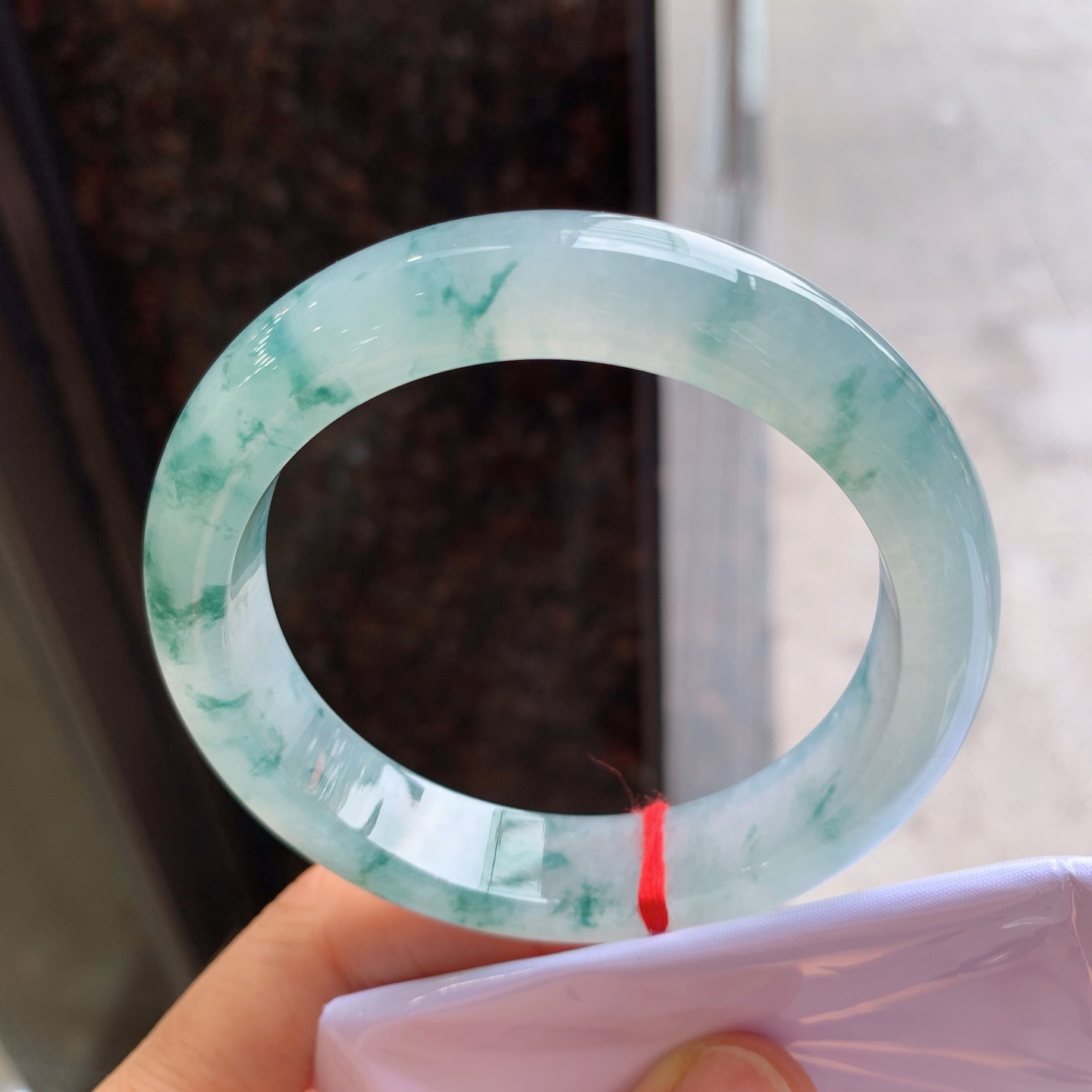 正圈冰种飘花，无裂，尺寸：57.5/12.6/9，版型好