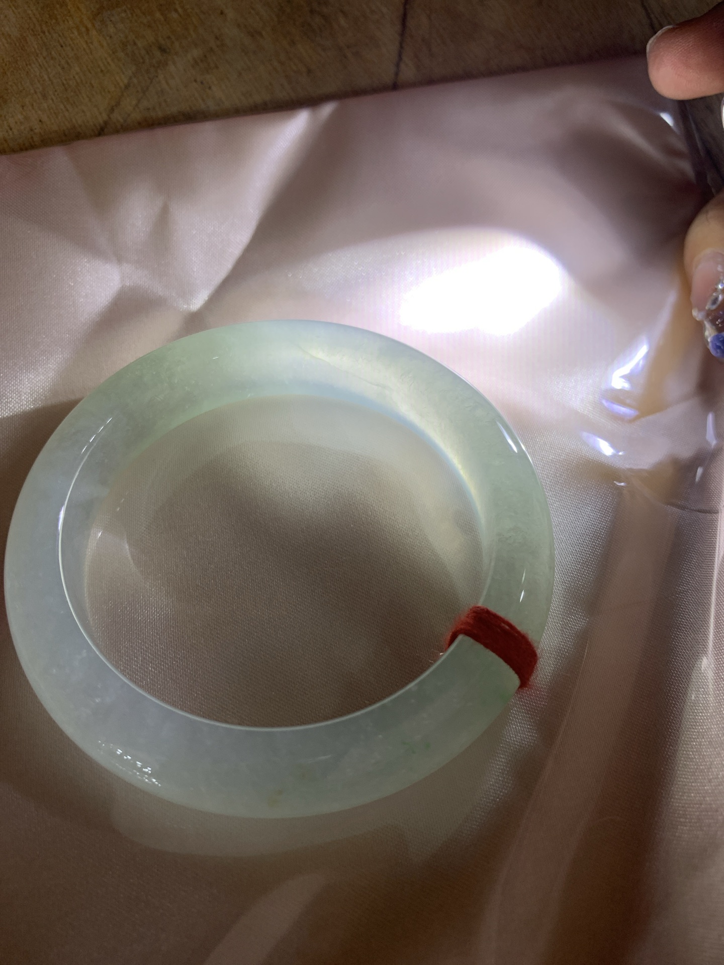 冰飘绿洒金正圈，54.3-8.4-12.1，0428-N560，打灯纹，不扣，玉质冰润细腻，清爽的底子飘一丝阳绿花，鲜活而灵动，犹如新冒的嫩芽，艳丽惹人