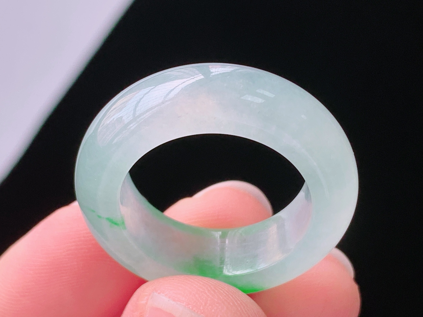 冰飘绿指环，翠色鲜艳，胶感十足，无裂，尺寸:圈口18/18.3-7.3-4.6mm，25 Z