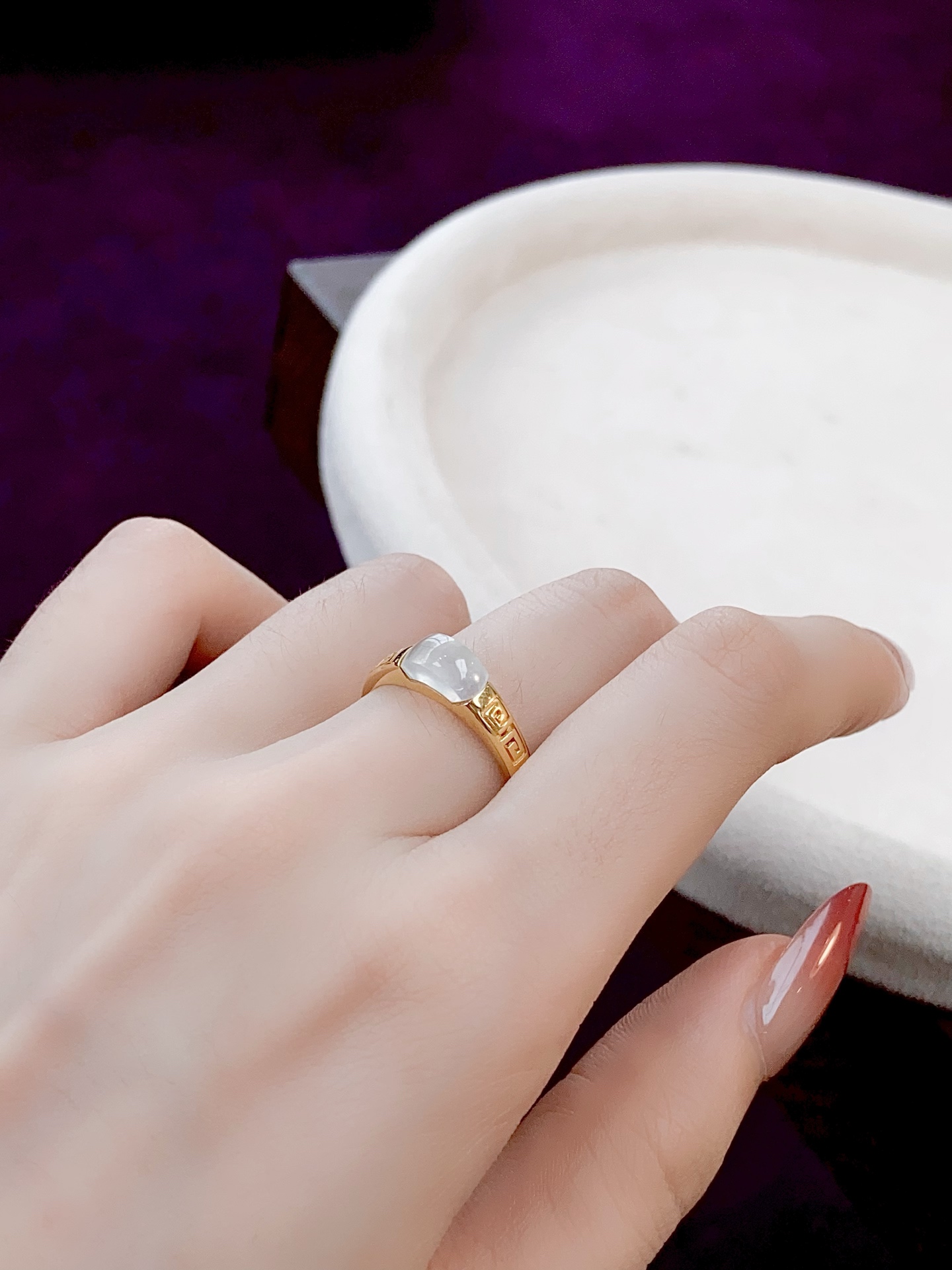 ️冰种马鞍戒指，冷冽的光与鎏金的韵，的气质，上手质感绝了，裸石：8.2/4.2/3.6mm，无裂。