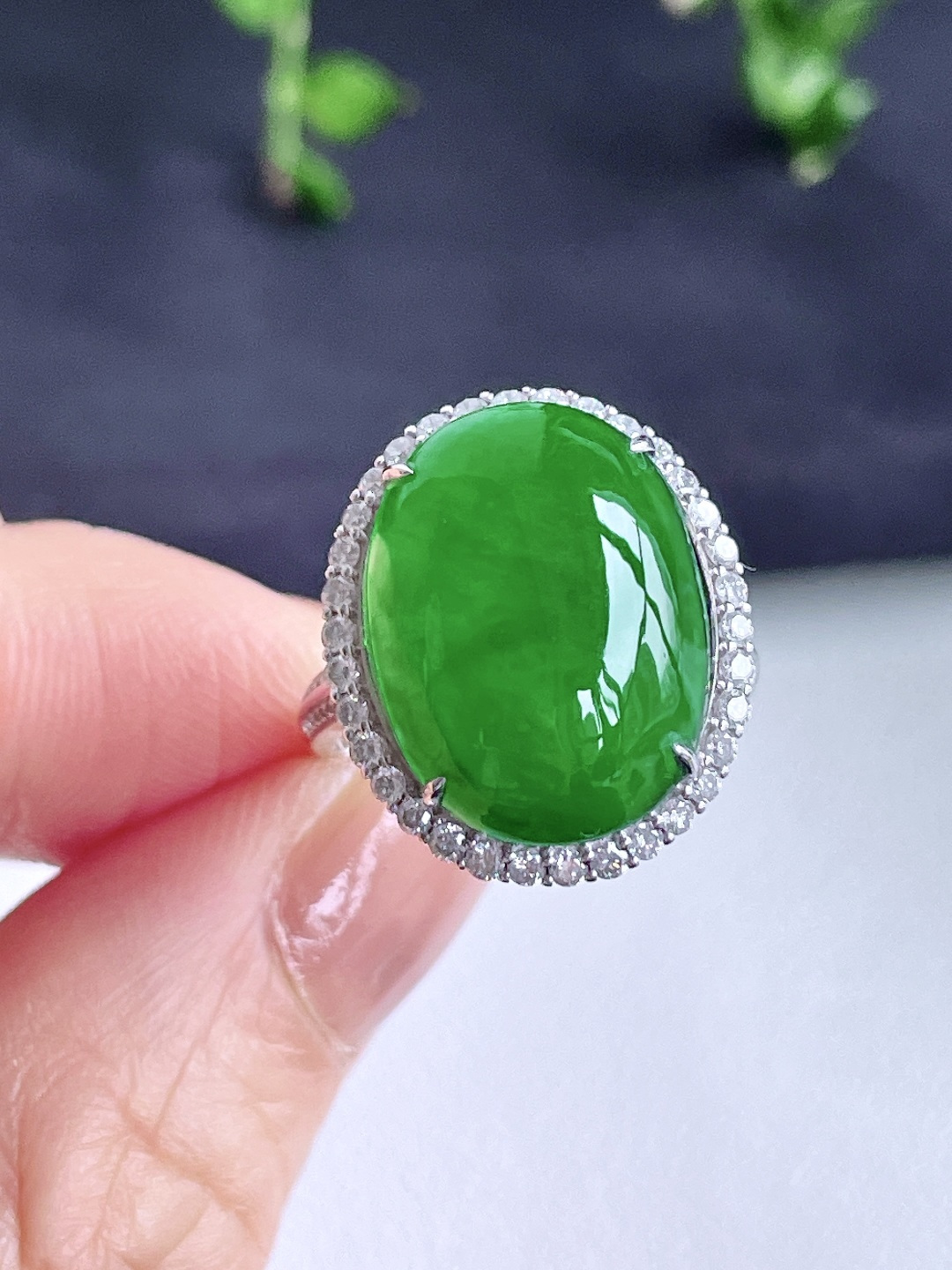 【镶嵌】冰辣绿大蛋面大鸽子蛋戒指，18k金镶嵌，无裂，性比高19.8/16.6/10.7，裸石17.3/12.7/6.4，圈口14号，重量5克