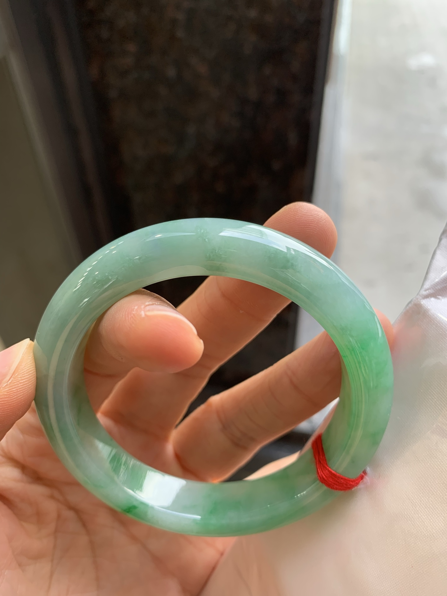 正圈飘绿，有纹，尺寸：58/12.3/9.3，色好