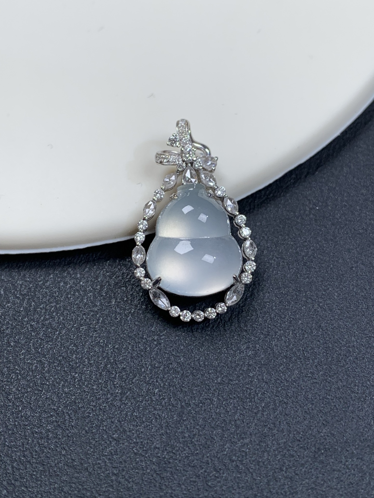 ️18k金镶嵌炸光葫芦吊坠24/14.5/7，裸石12.9/11/5.8