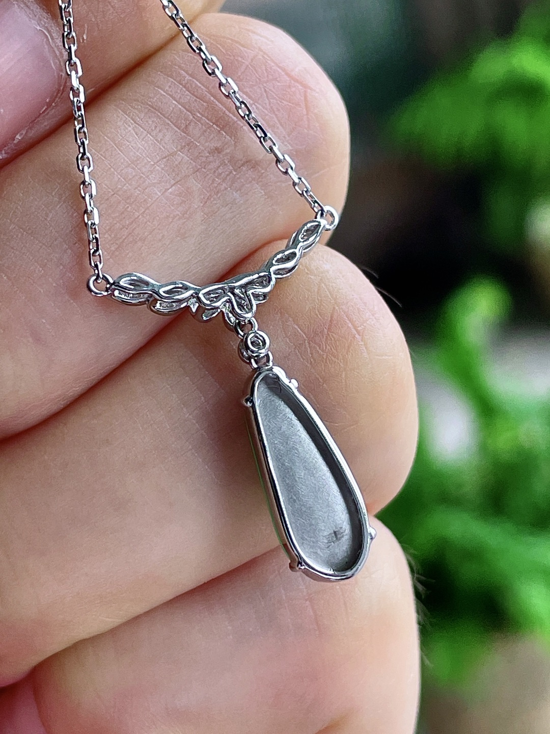 冰阳绿豆子阳绿福豆项链，18k金镶嵌，无裂，性比高，色彩浓郁，15.7/7.2/1，3克