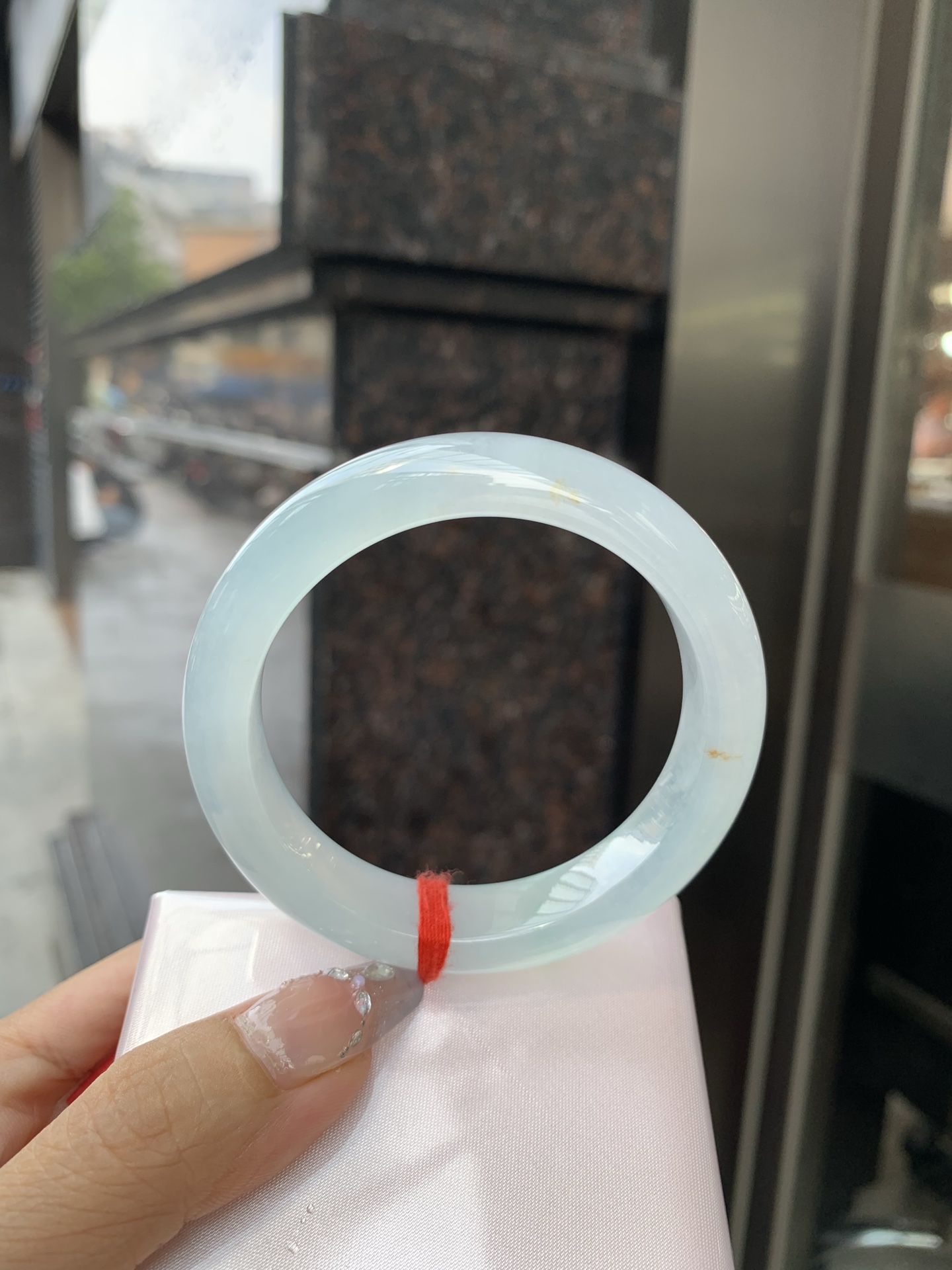 冰飘绿洒金正圈，54.3-8.4-12.1，0428-N560，打灯纹，不扣，玉质冰润细腻，清爽的底子飘一丝阳绿花，鲜活而灵动，犹如新冒的嫩芽，艳丽惹人