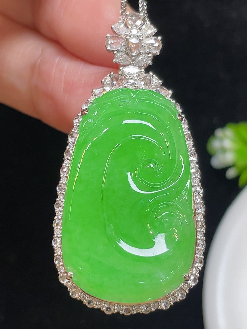 高冰阳绿，大如意，大件饱满，通透水润，玉质细腻，翠色鲜艳，18k金奢华钻石镶嵌，30.9-18.7-3.2