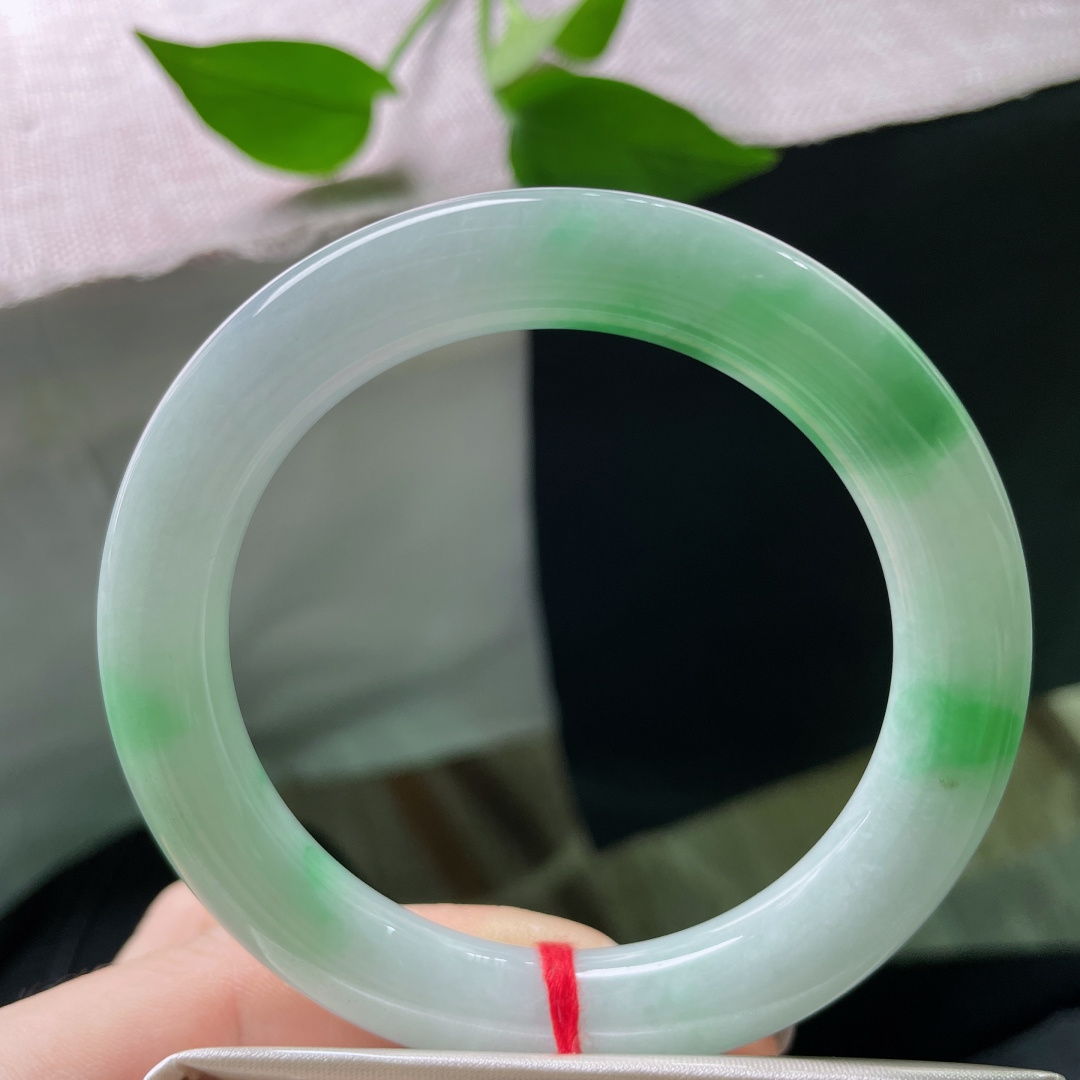 56.8/10.3，飘绿圆条，灵韵十足，腕间藏了一方会呼吸的翠色，有棉线，ss51849a