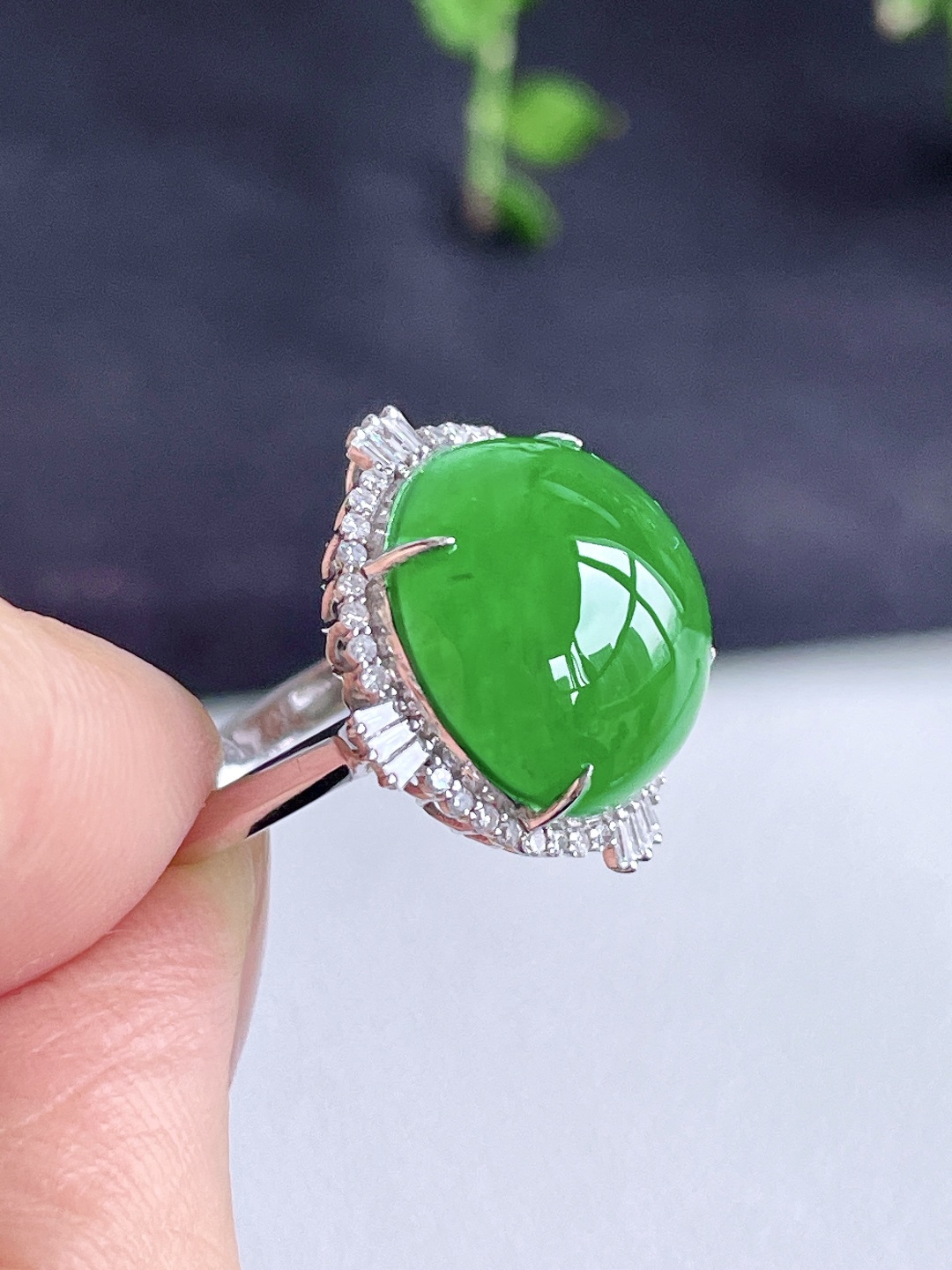 冰辣绿蛋面鸽子蛋戒指，18k金镶嵌，无裂，性比高19.5/19/10，裸石14.7/14.5/5，圈口14.5号，重量4.4克