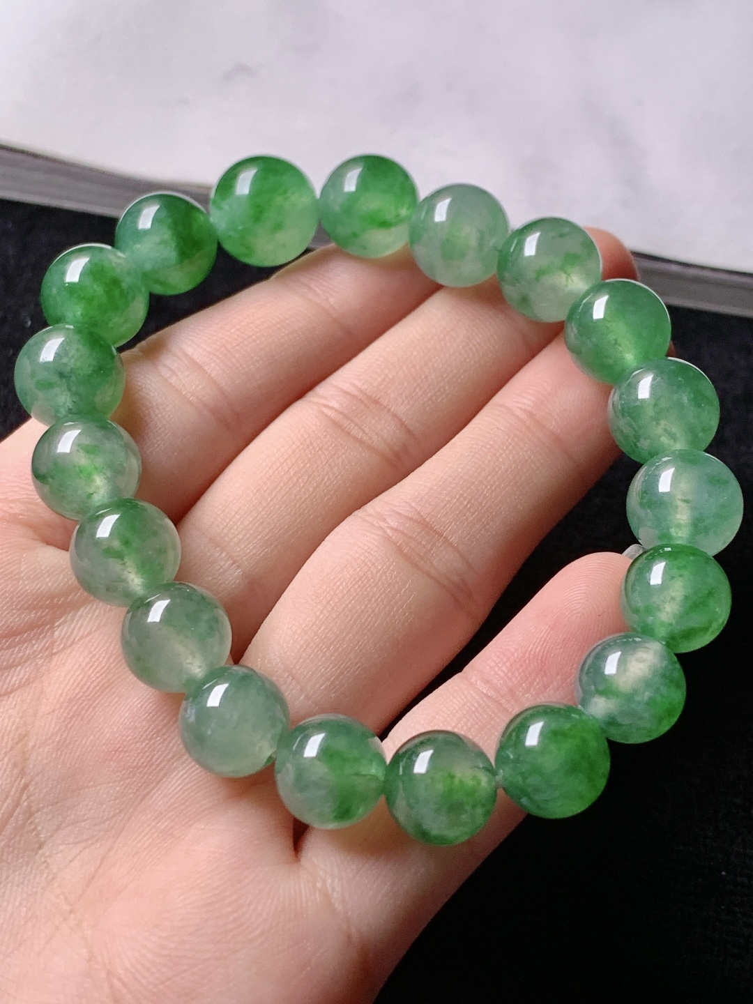 ️冰绿手链，色泽浓艳，尺寸9.6/11.7共19颗
