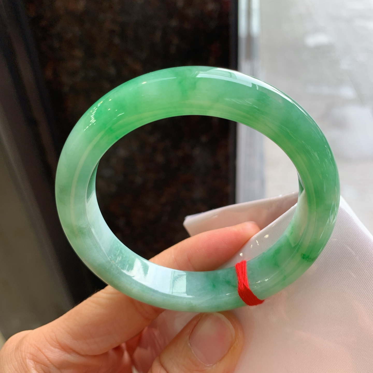 正圈飘绿，有纹，尺寸：58/12.3/9.3，色好