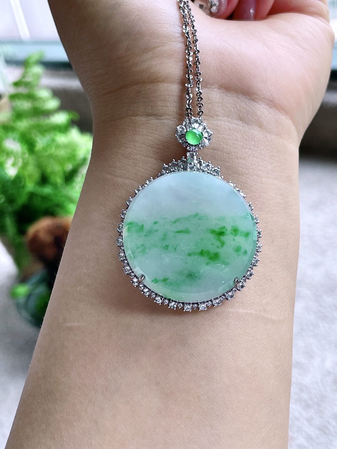 冰飘绿花无事牌吊坠，18k金镶嵌，无裂，性比高，飘花，裸石36.7/8.6，重量17.3克