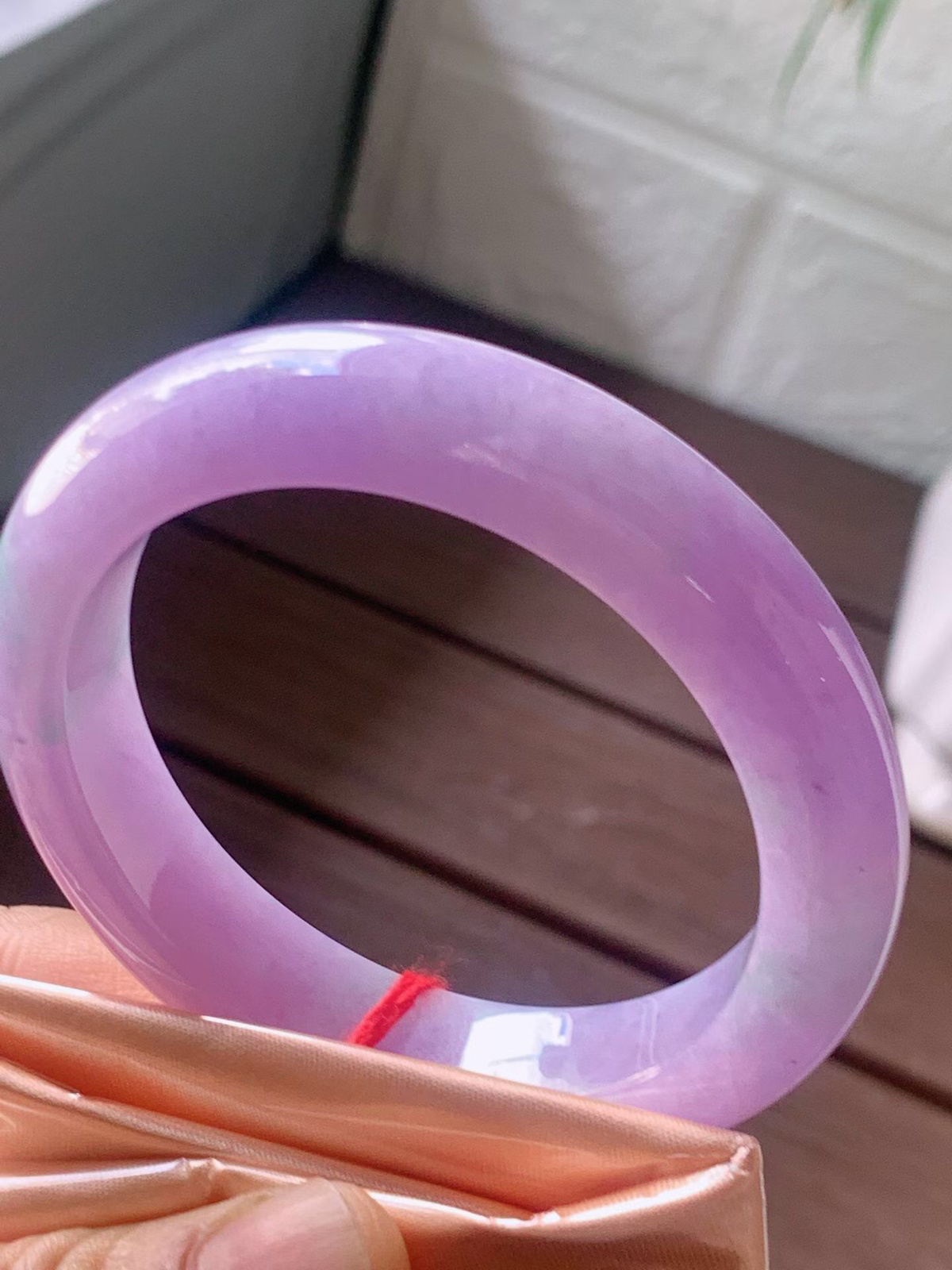 【翡翠名称】老坑种紫罗兰52正圈口手镯
【翡翠尺寸】52/11.8/8.8mm适合51-53正圈口佩戴
【翡翠描述】宝贝种老水足，玉质细腻，色泽靓丽，性价比高，佩戴效果好！
【其它赠送】权威证书/精美挂绳盒子/支持全国复检