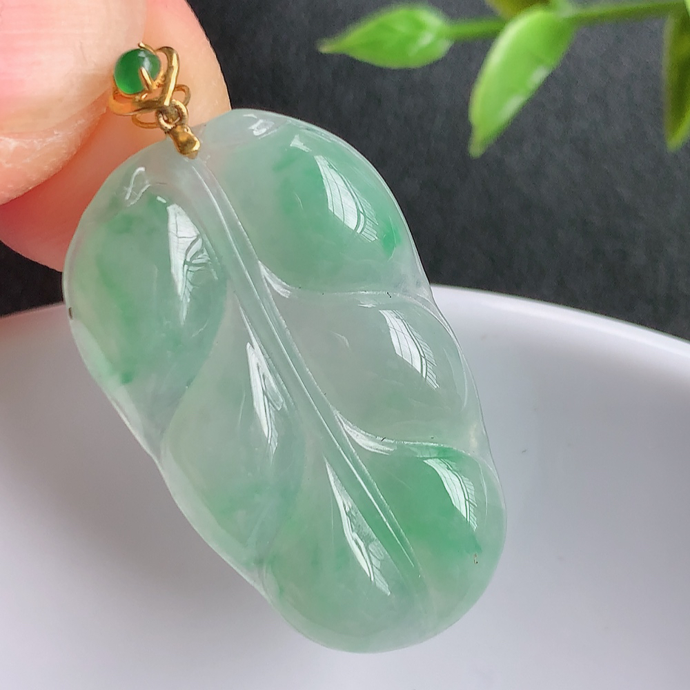 18k金扣冰润飘绿金枝玉叶翡翠吊坠  老种起胶感  飘花灵动  寓意“金枝玉叶，大业有成，一夜成名”  饱满大气，水润通透。W415.27 尺寸：29.8-17.8-3.8mm