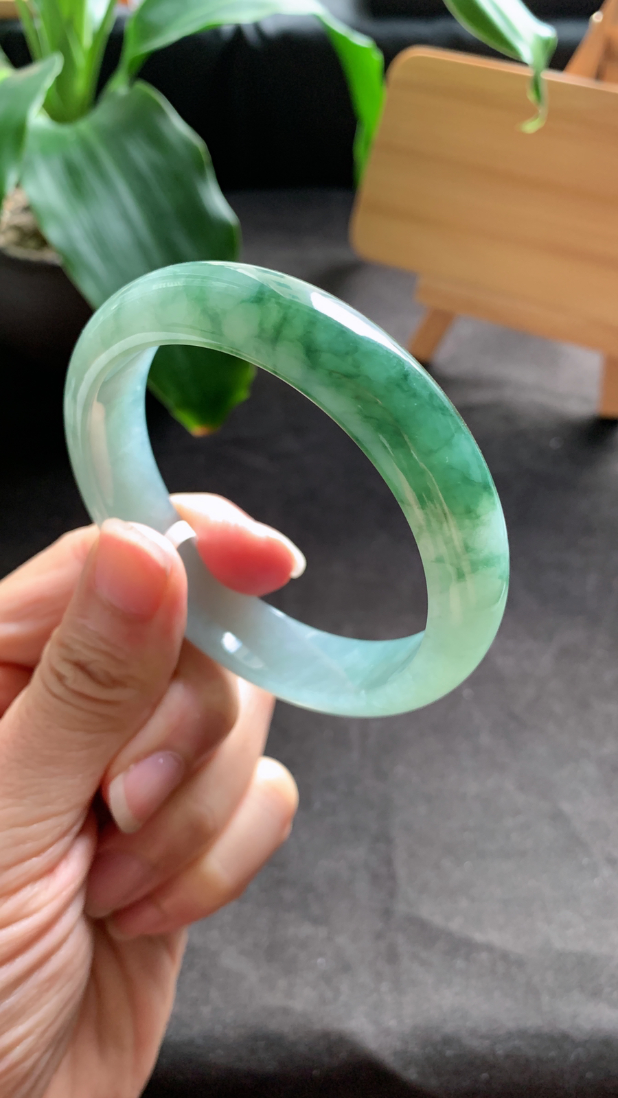 58圈口 天然A货翡翠飘绿花手镯 颜色漂亮