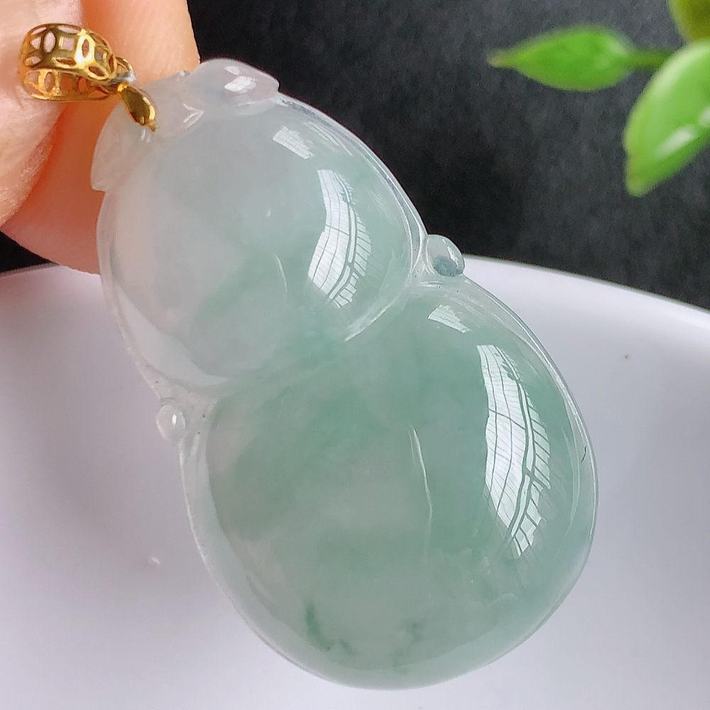 18k金扣冰润飘花葫芦翡翠吊坠  寓意“福禄双全，加官进爵，财源滚滚” 莹润通透，抱满大气  清新脱俗    W415.27 尺寸：30-18-5.8mm