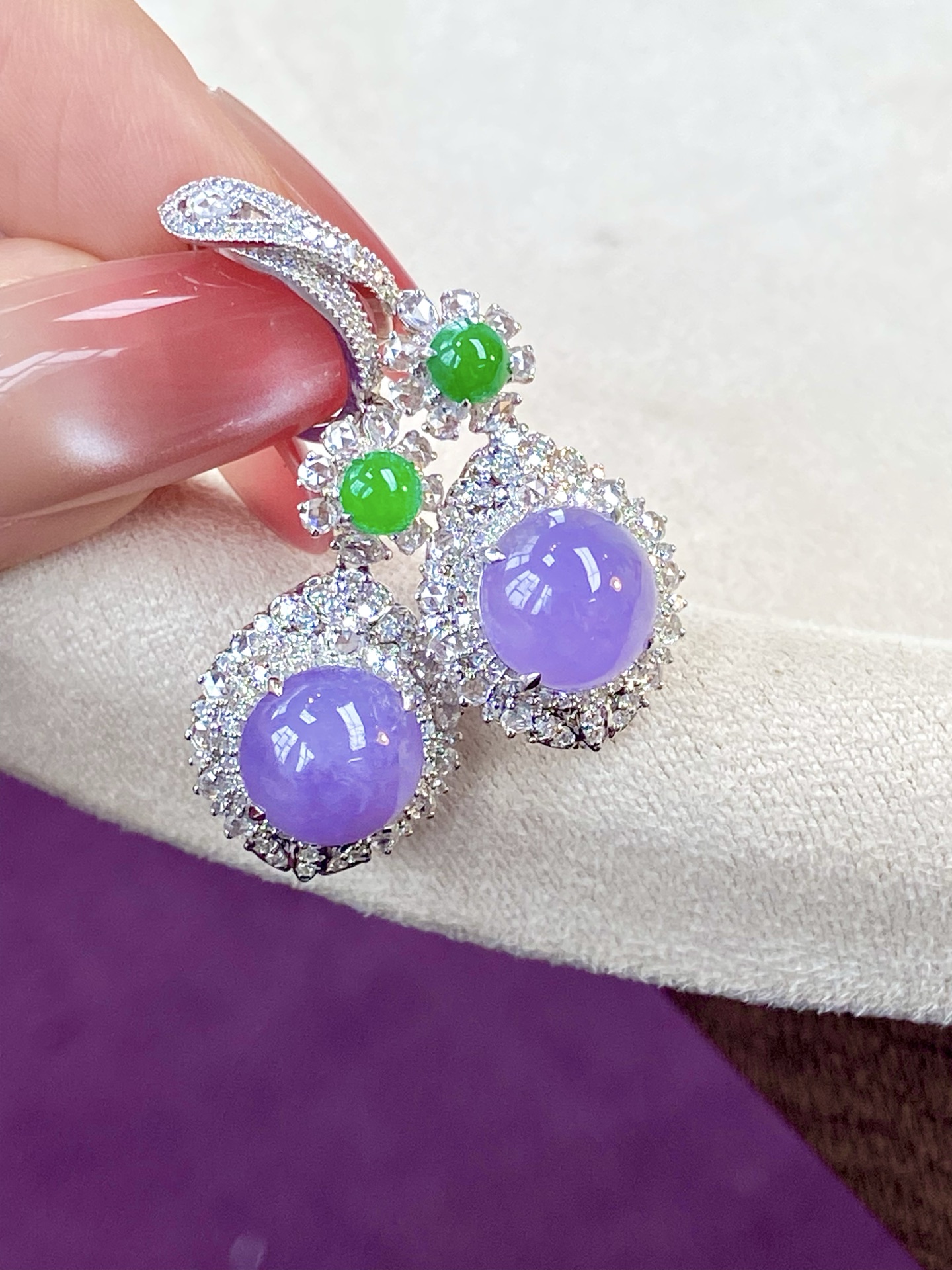 ️冰紫蛋面耳坠，紫气萦绕耳畔，精致又，衬得雍容华贵：41/15/10.2，裸石：9.6-9.7-5.6mm，无裂。