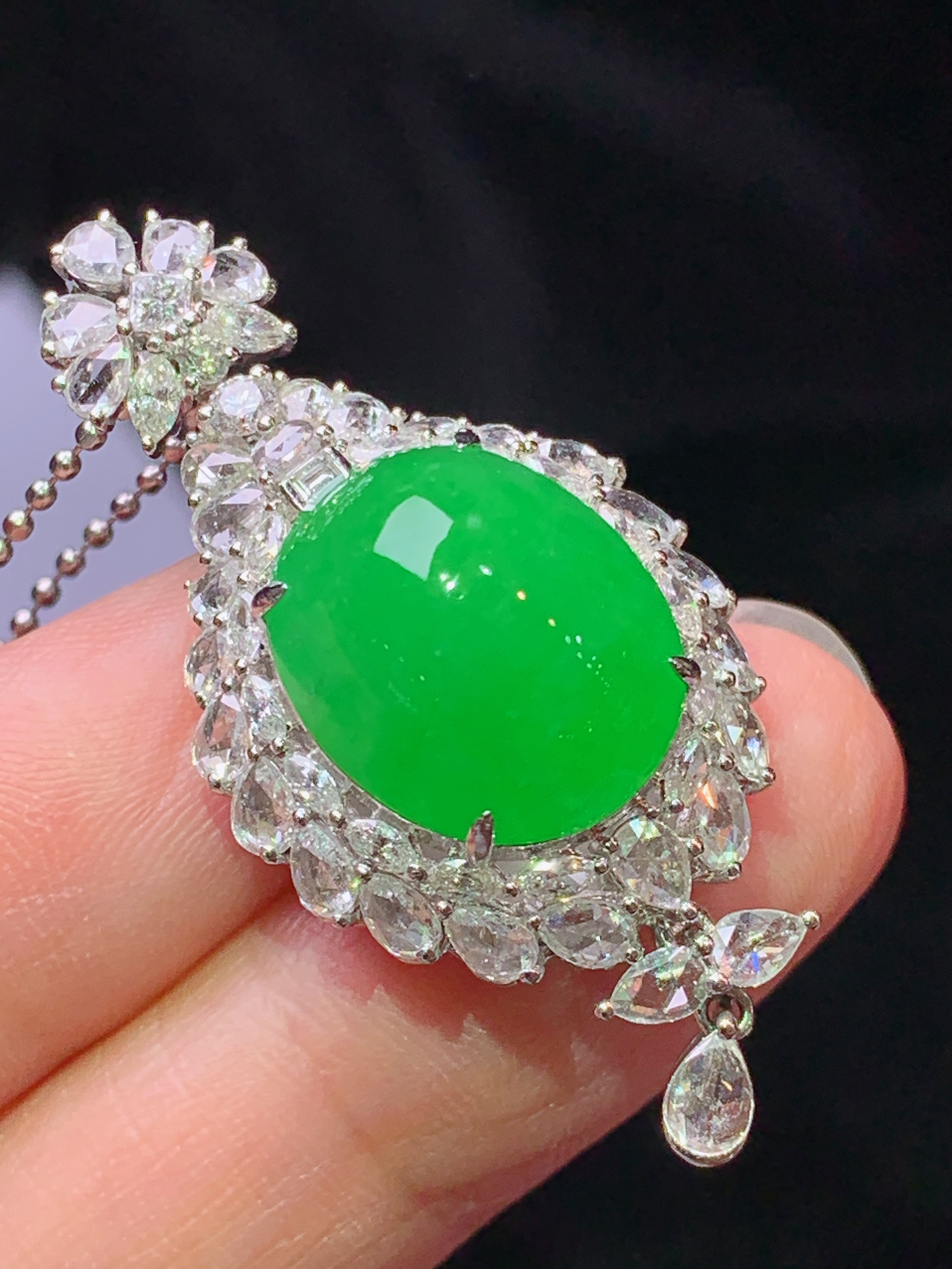 18k金钻镶嵌冰阳绿蛋面吊坠 玉质细腻 色泽艳丽清新 水润亮眼 整体尺寸41.5*19.3*14t2