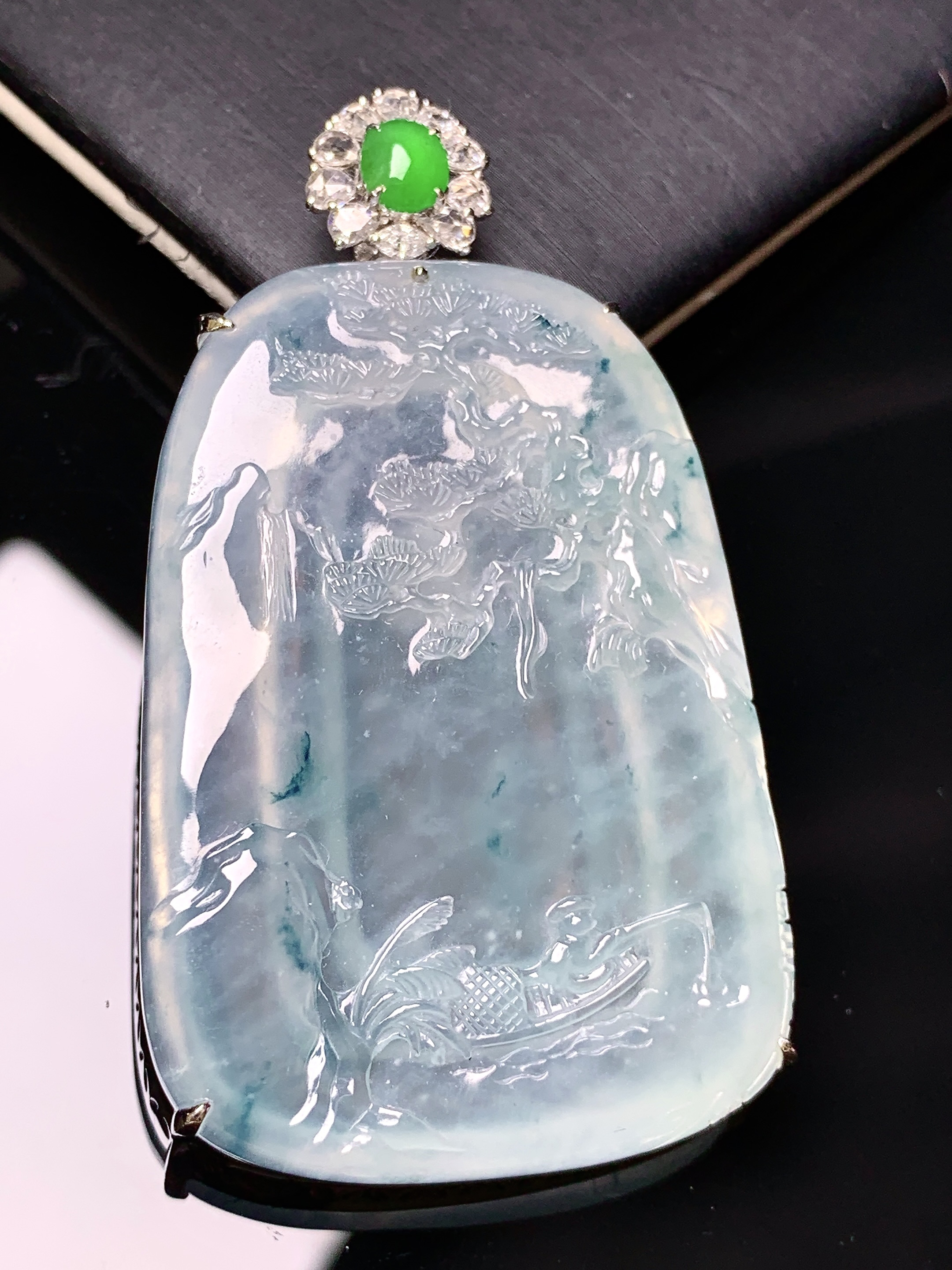 18k金钻镶嵌冰种山水牌吊坠 玉质细腻 色泽艳丽清新 水润亮眼 整体尺寸57.5*32.5*6.6y5