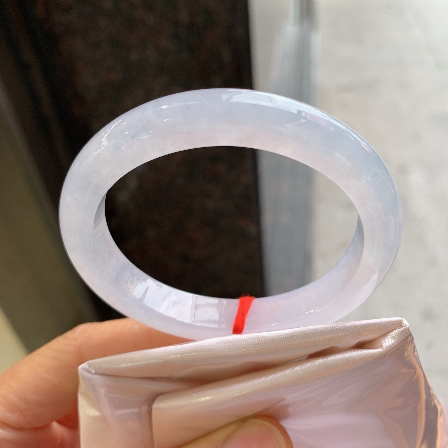 贵妃镯，无裂，尺寸：53/47/12/7.5，冰润