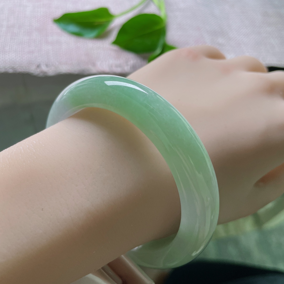 57.3/12.1/9.1，绿底正圈，颜色甜美，娇俏可人，水润细腻，种老，无裂，ss50097a