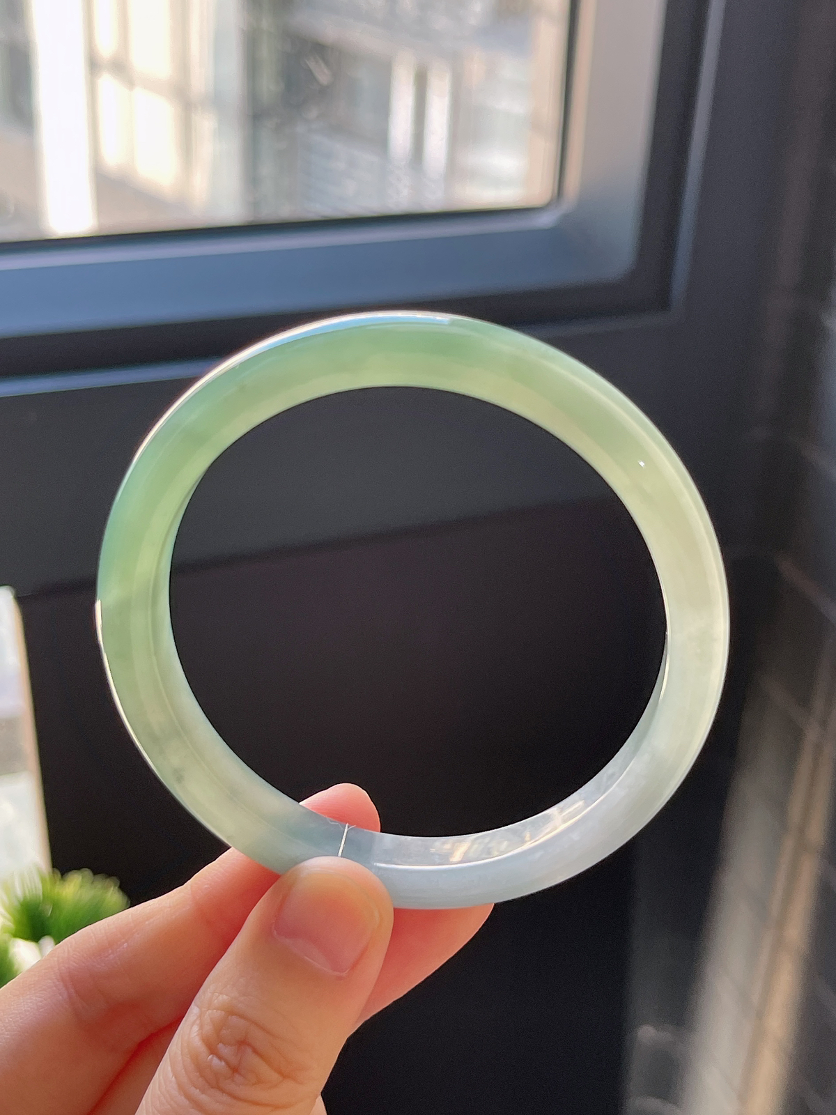 正圈56.9圈口，翡翠冰糯种绿色手镯