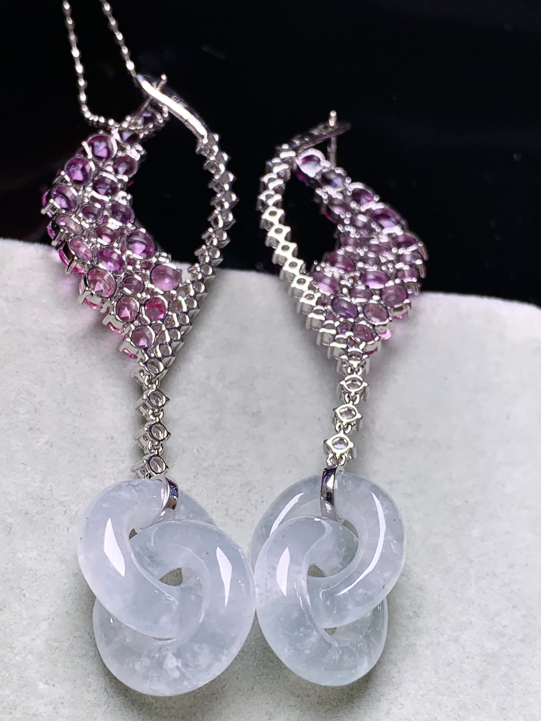 18k金钻粉宝石镶嵌冰种环环相扣耳坠 玉质细腻 色泽艳丽清新 水润亮眼 整体尺寸69*15*4.8