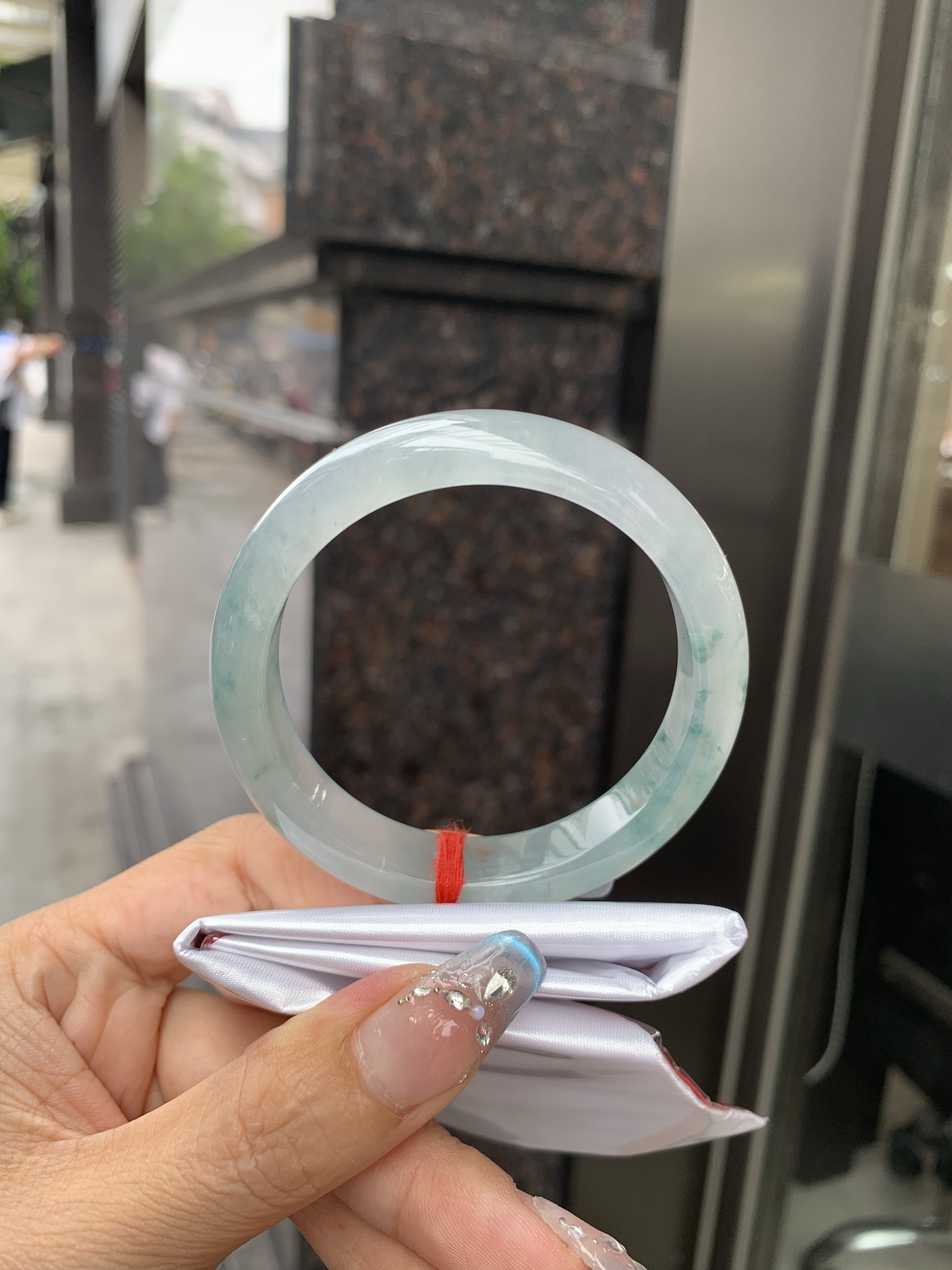 冰飘花正圈，54.3/7.6/12，0429-N579，打灯细纹，底妆冰透起光，蓝花灵动飘逸，勾勒出一幅唯美诗意的山水意境画，古典优雅又秀气