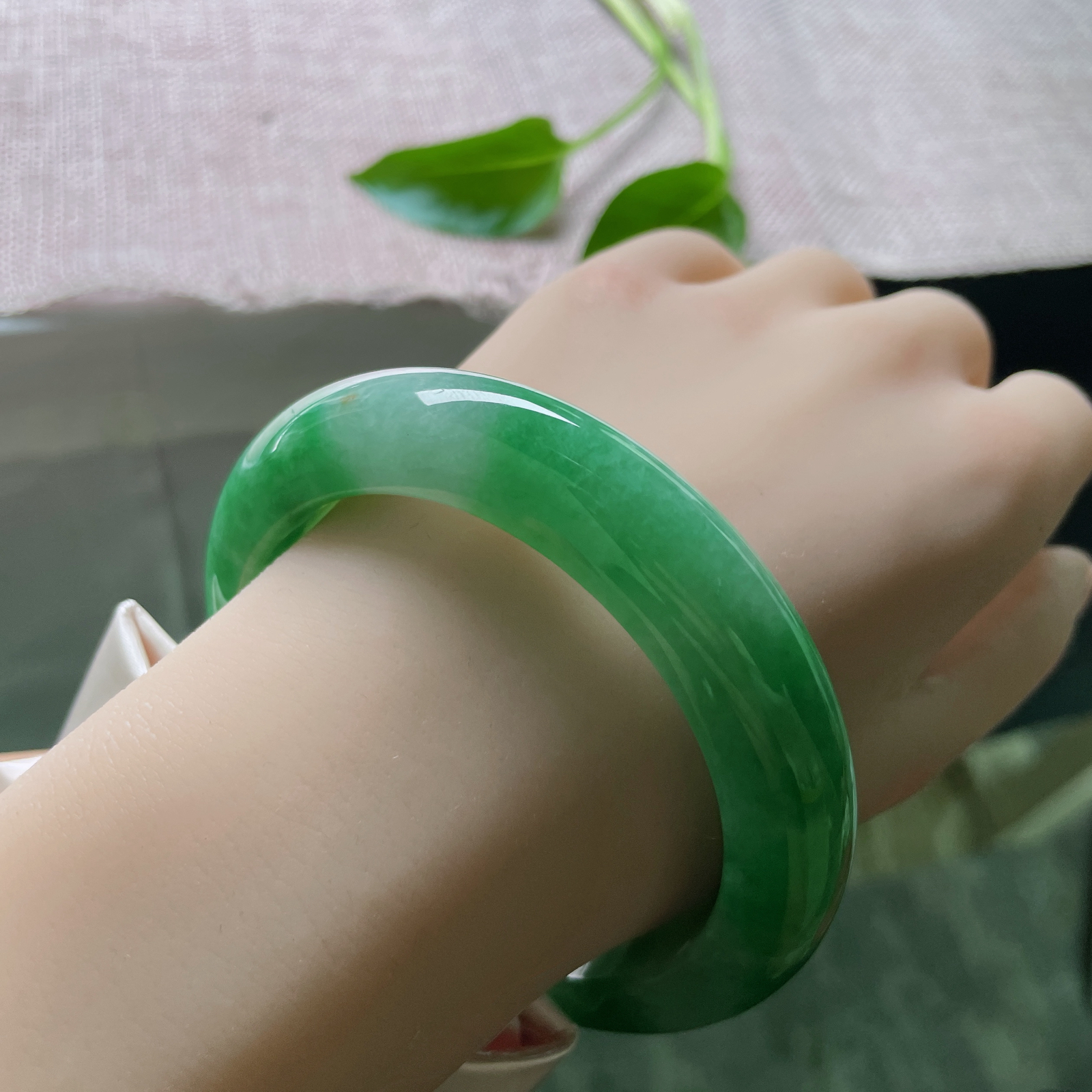 61.1/13.8/10.5，满绿正圈，大圈口，如深潭碧波，静水深流。洒金招财进宝。皮纹，ss49959a..