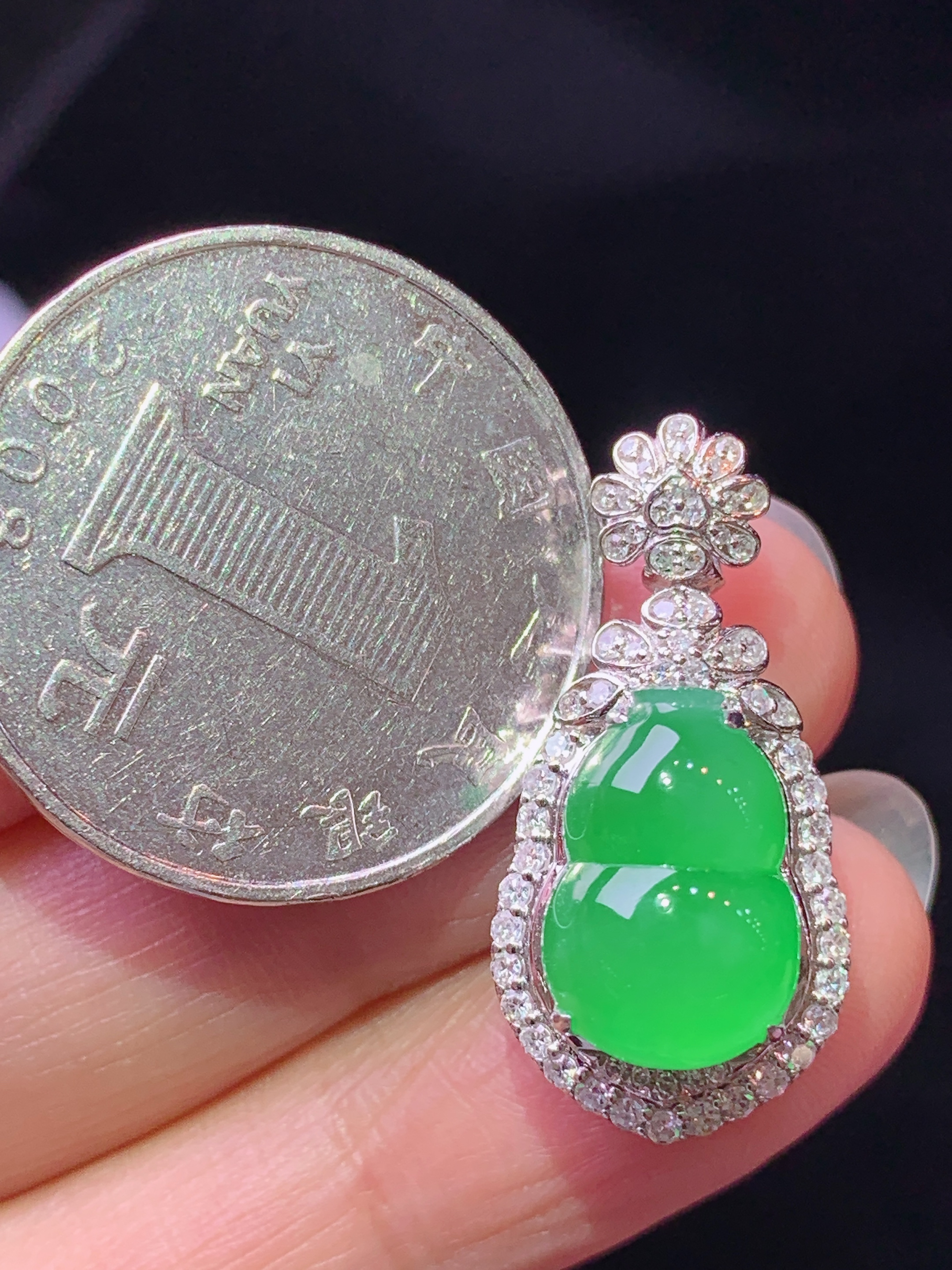 18k金钻镶嵌冰阳绿葫芦吊坠 玉质细腻 色泽艳丽清新 水润亮眼 整体尺寸26.3*12.8*12.3h1