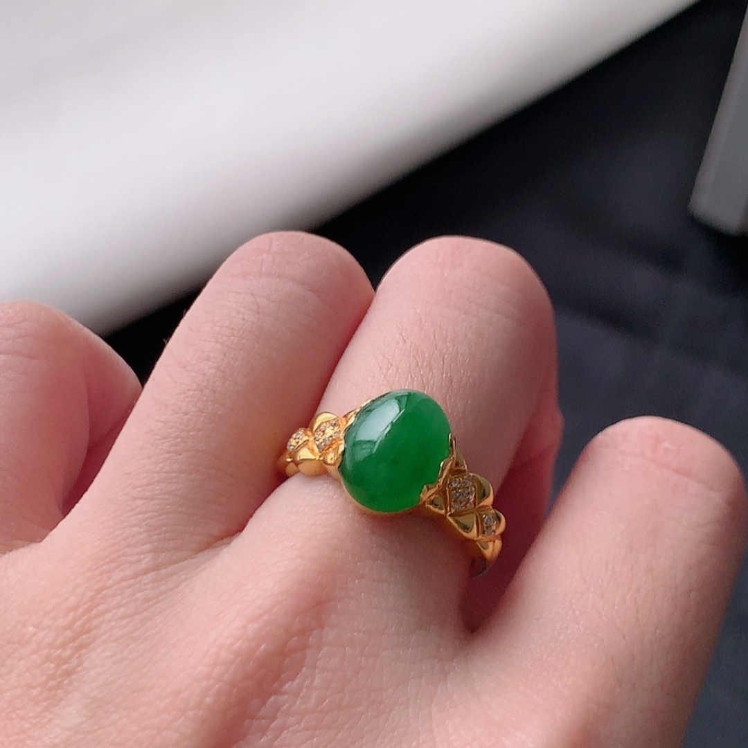 冰阳绿女戒。莹莹青翠，种老无裂水润，佩戴温婉优雅，货号79428，10.5/7.0/2.7