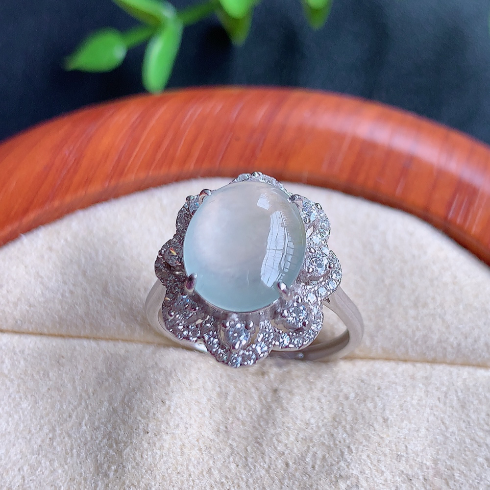 冰翡翠925银镶嵌蛋面指环，自然光实拍，翠色灵动，颜色漂亮，种老水足，品相佳，佩戴佳品！W502.27  内圈尺寸：17.5-17.5-8.6mm  裸石尺寸：11.2-9.2mm