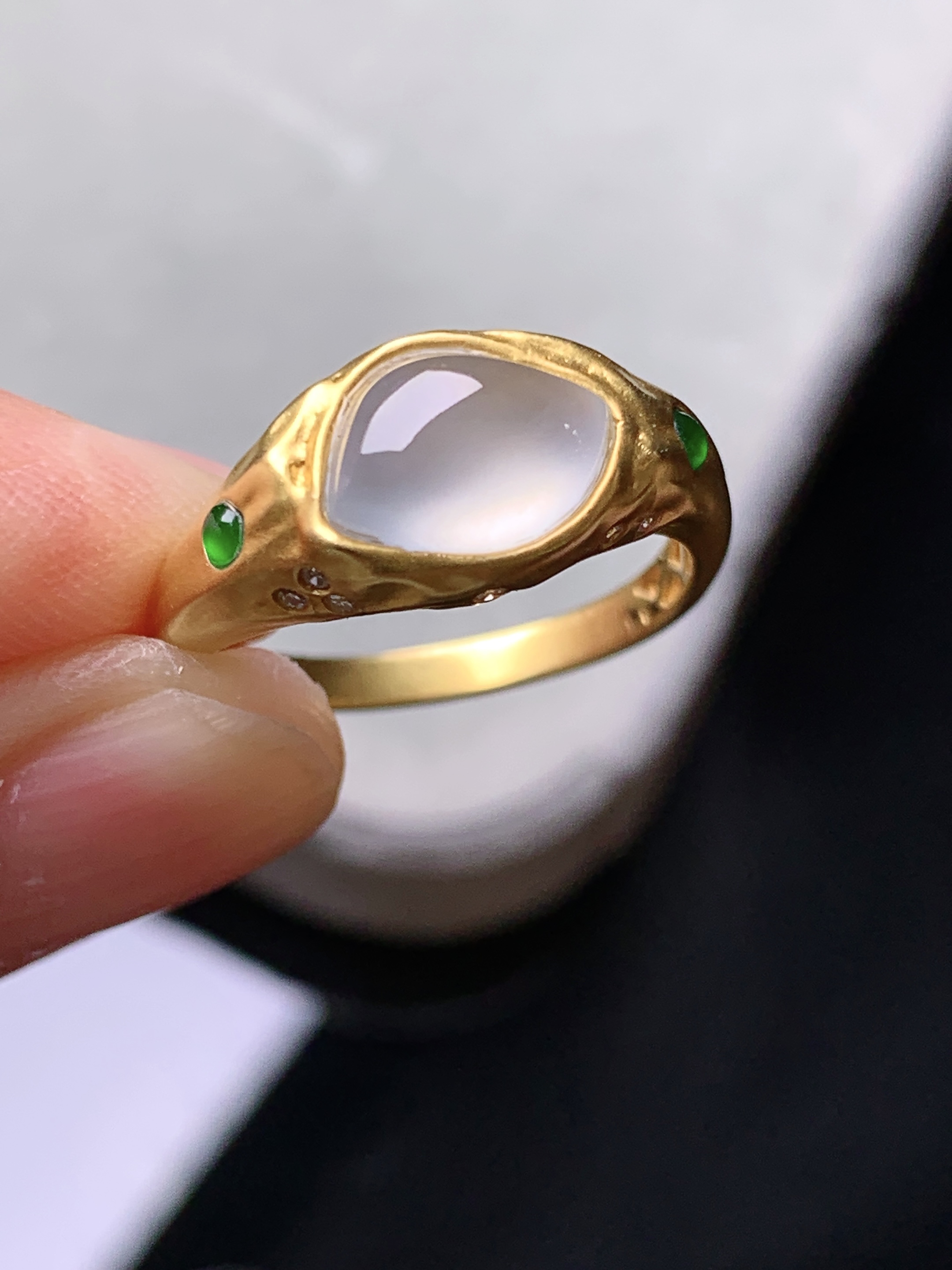 18k金镶嵌冰种蛋面戒指 玉质细腻 色泽艳丽清新 水润亮眼 圈口14 整体尺寸9*6.2*3.5x2