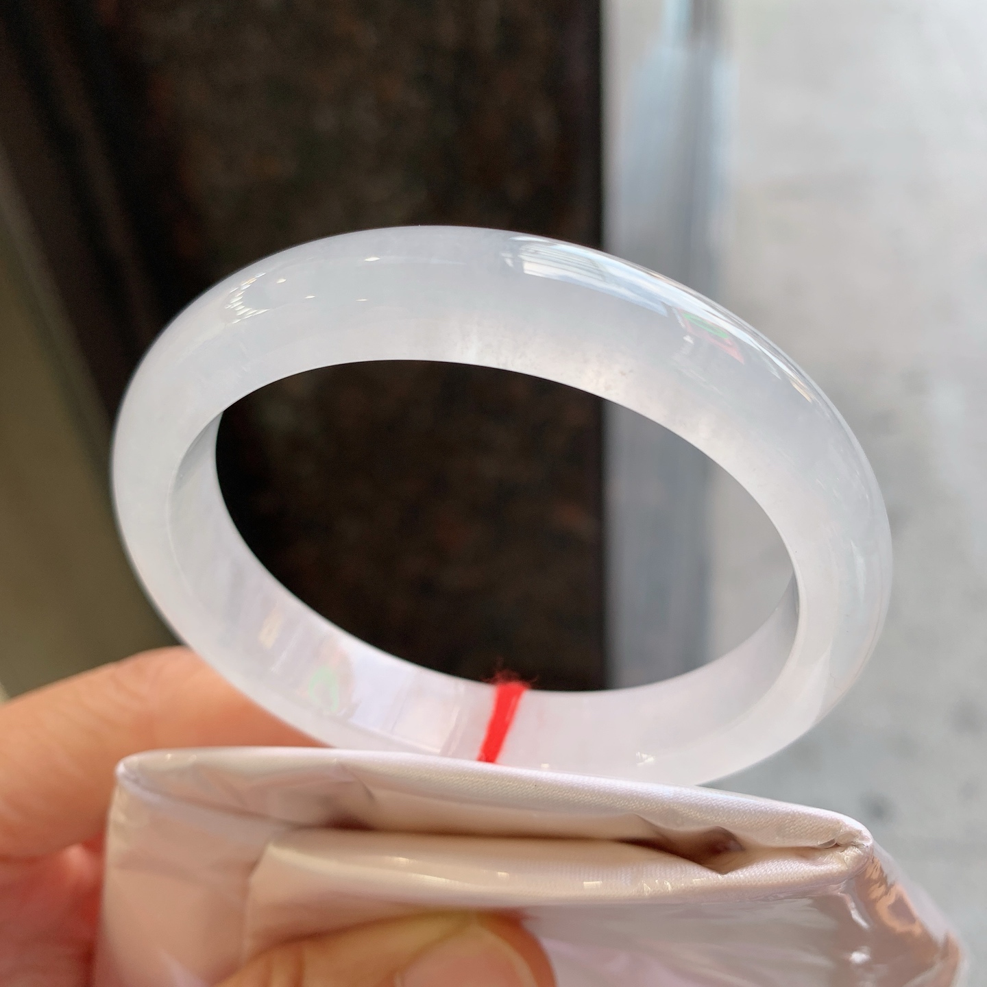 贵妃镯，无裂，尺寸55/48/10.7/7.6，冰润