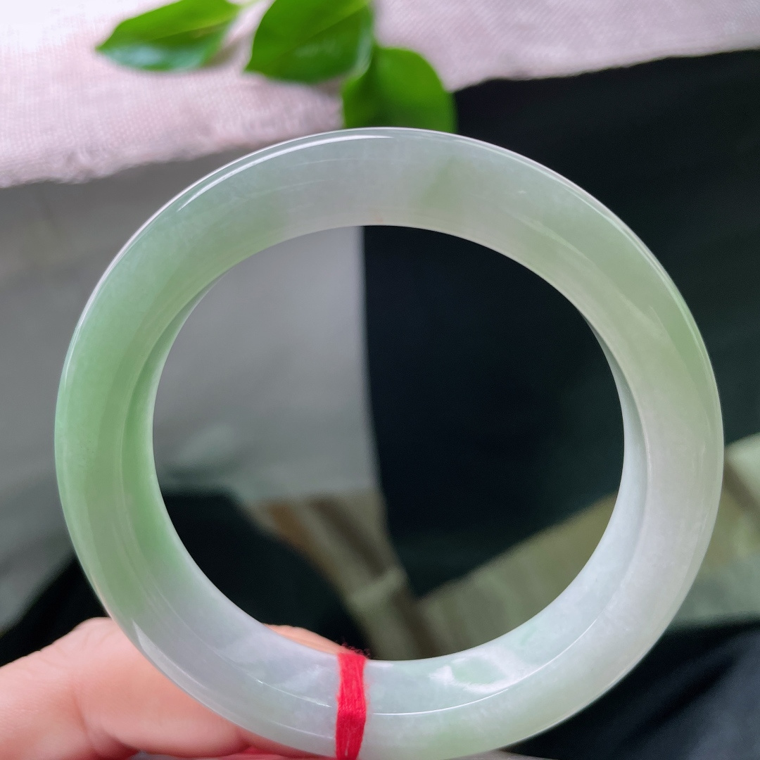 57.3/12.1/9.1，绿底正圈，颜色甜美，娇俏可人，水润细腻，种老，无裂，ss50097a