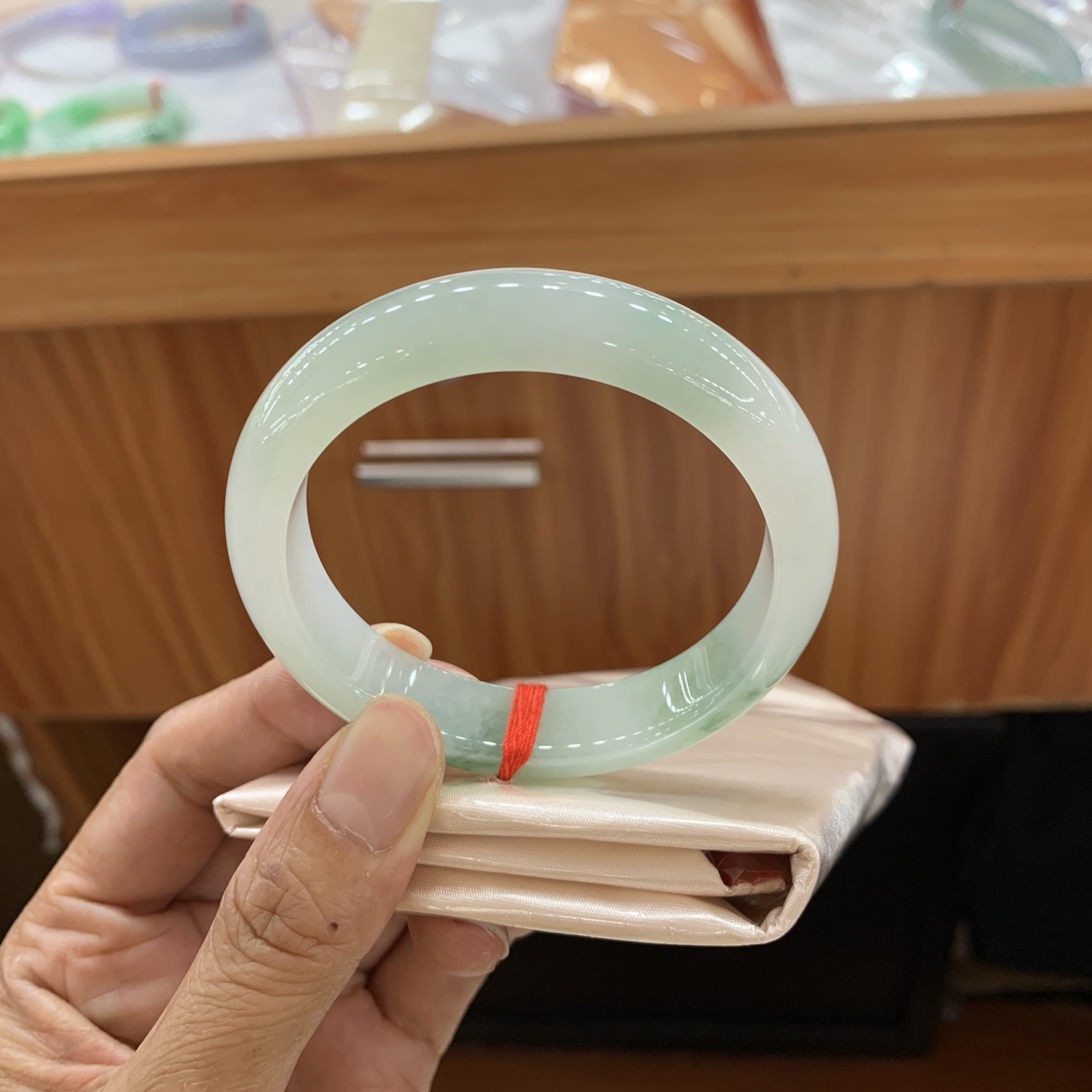 042811FN，冰胶底飘绿花正圈翡翠手镯，55-12.7-7.9，编号042811FN