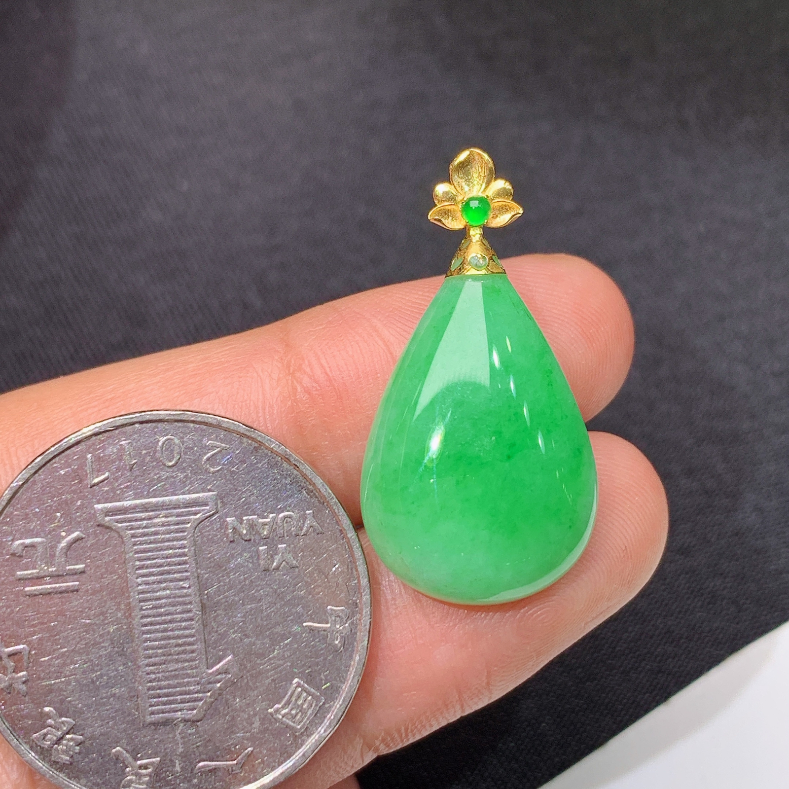 飘绿水滴吊坠，18k金扣头，冰润细腻，种水足，Lt 尺寸27.8*14.5*6.1