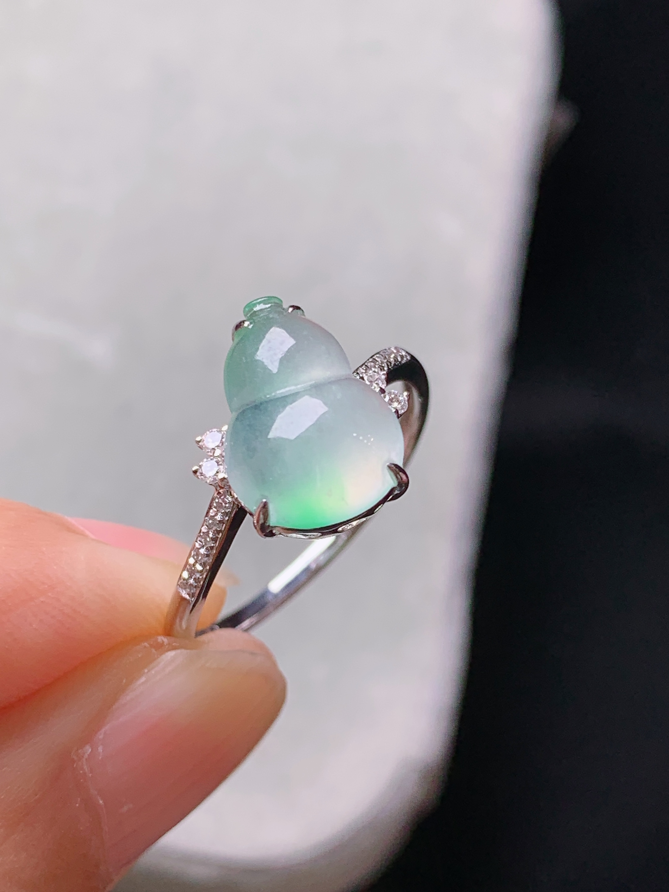 18k金钻镶嵌冰种飘绿葫芦戒指 玉质细腻 色泽艳丽清新 水润亮眼 圈口13.5 整体尺寸11.3*8