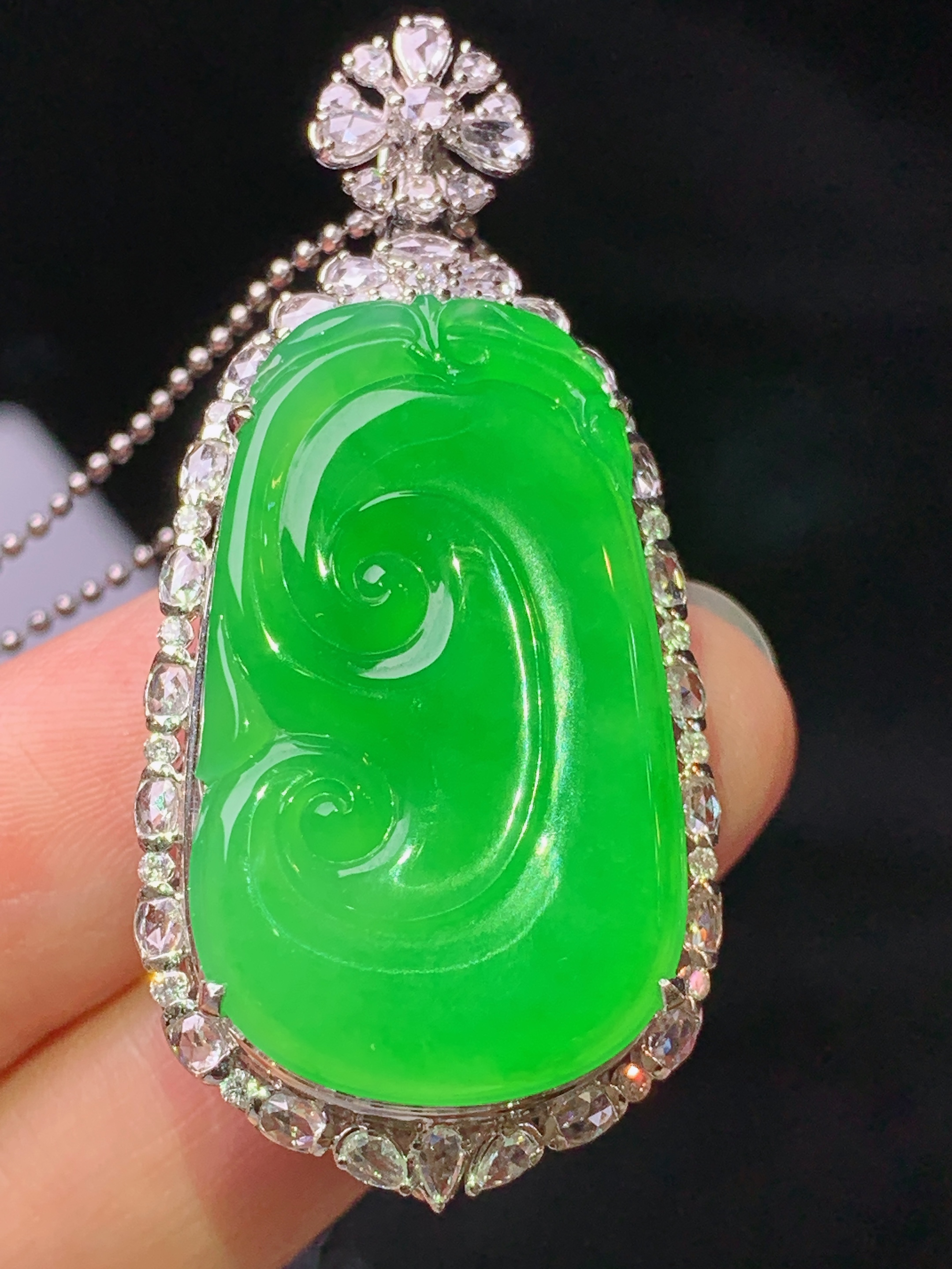 18k金钻镶嵌冰阳绿如意吊坠 玉质细腻 色泽艳丽清新 水润亮眼 整体尺寸48.8*23*11.2h2