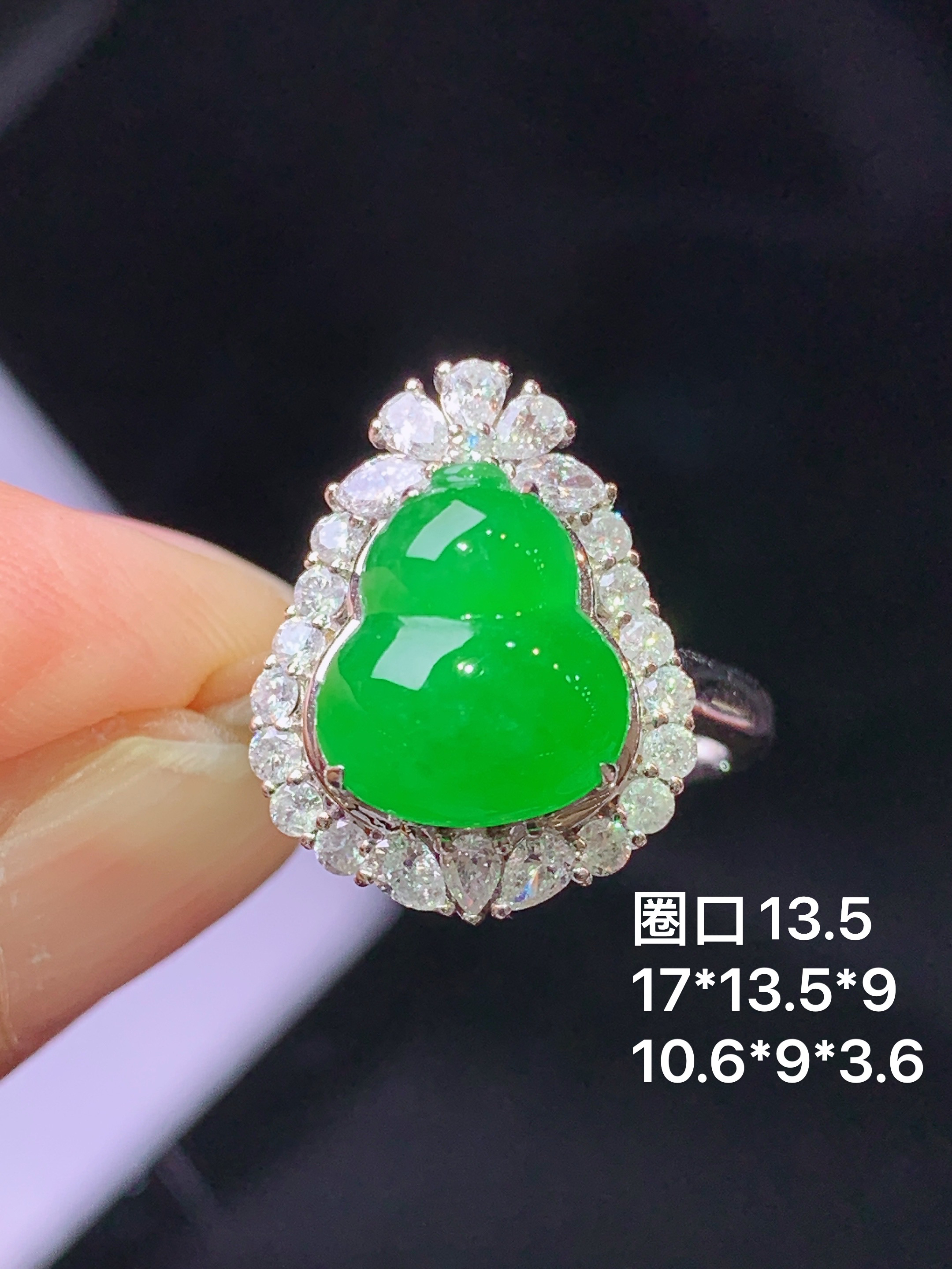 18k金钻镶嵌冰阳绿葫芦戒指 玉质细腻 色泽艳丽清新 水润亮眼 圈口13.5 整体尺寸17*13.5*9h1