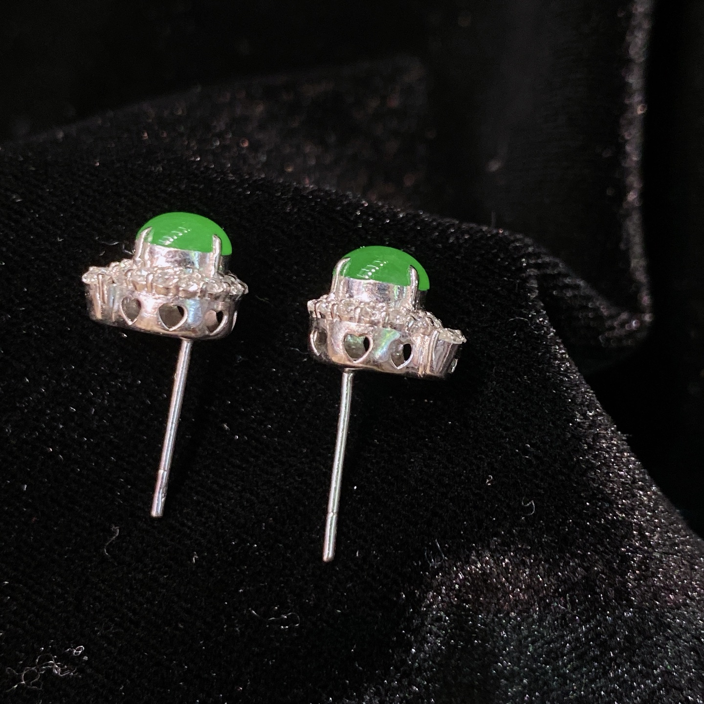 冰阳绿蛋面耳钉，色泽鲜亮，荧光感满满，18K金镶嵌，简约精致，尺寸如图一，实物更美～，5.9/5.3/9.8