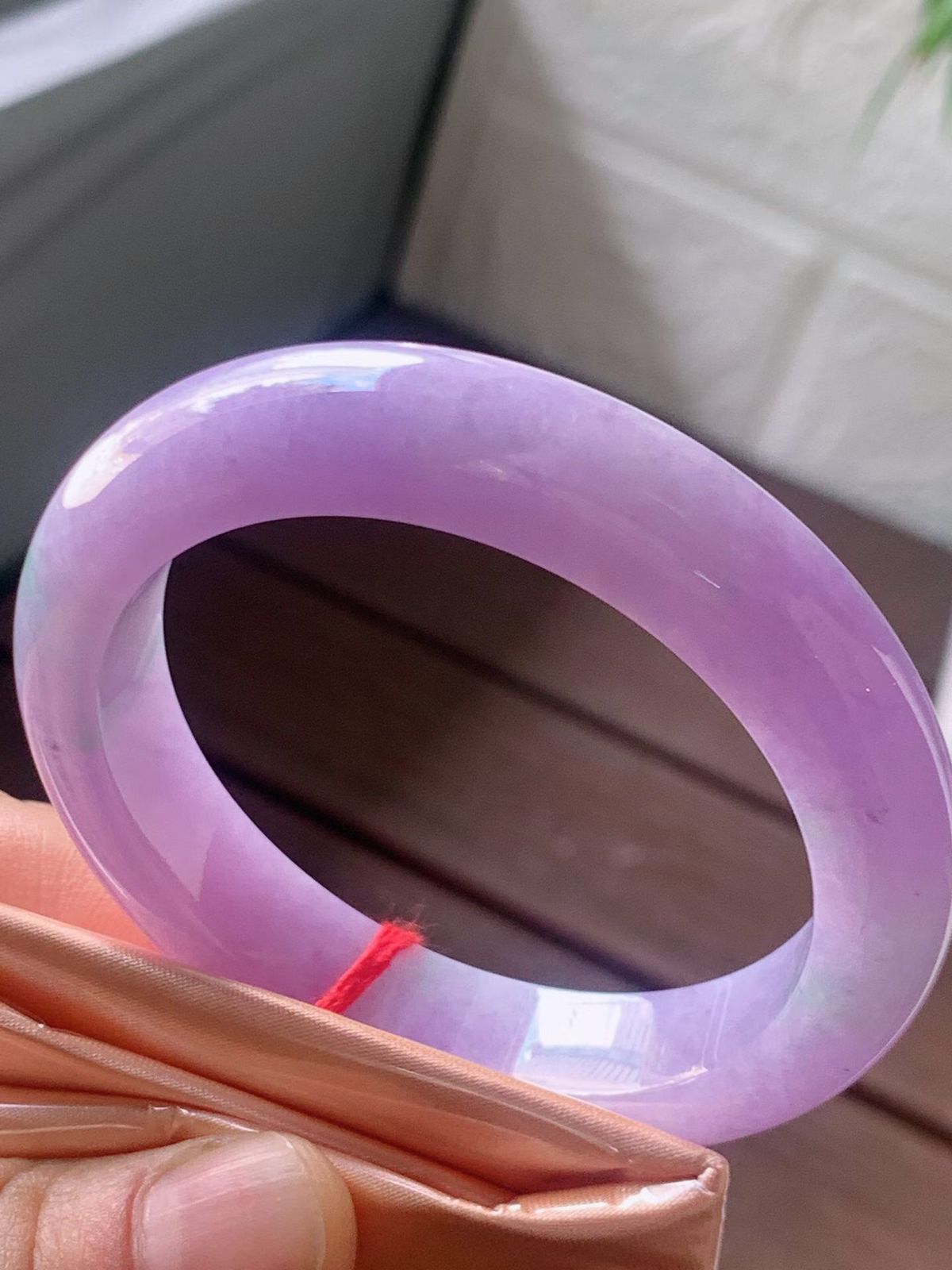 【翡翠名称】老坑种紫罗兰52正圈口手镯
【翡翠尺寸】52/11.8/8.8mm适合51-53正圈口佩戴
【翡翠描述】宝贝种老水足，玉质细腻，色泽靓丽，性价比高，佩戴效果好！
【其它赠送】权威证书/精美挂绳盒子/支持全国复检