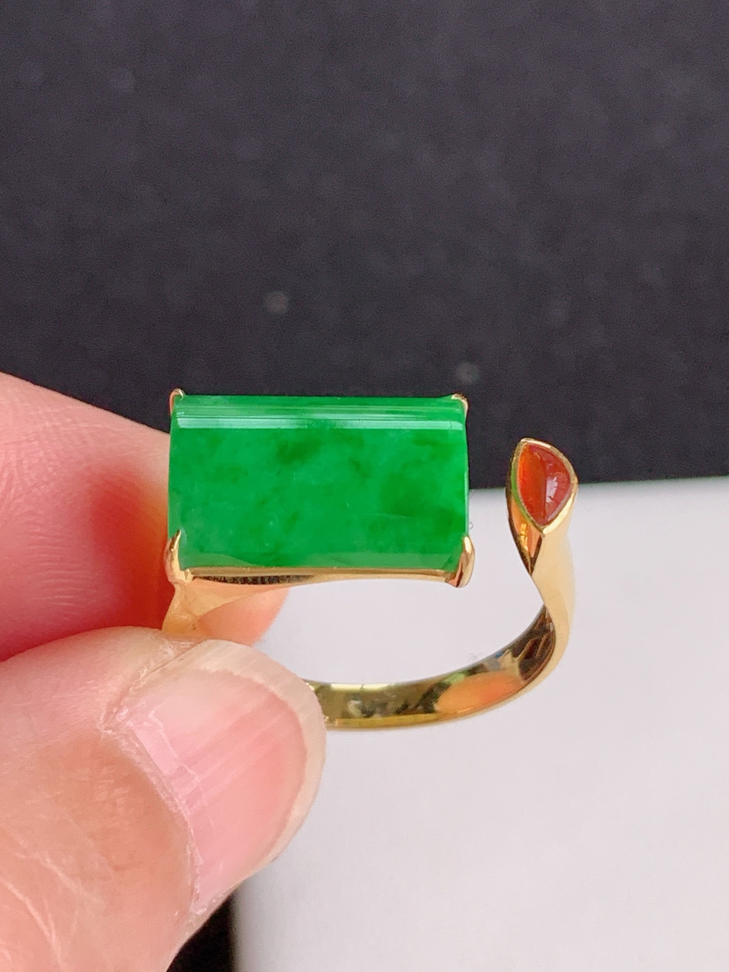 ️，18k镶嵌冰绿马鞍戒，无裂，裸石尺寸：12/9/8，圈口：16