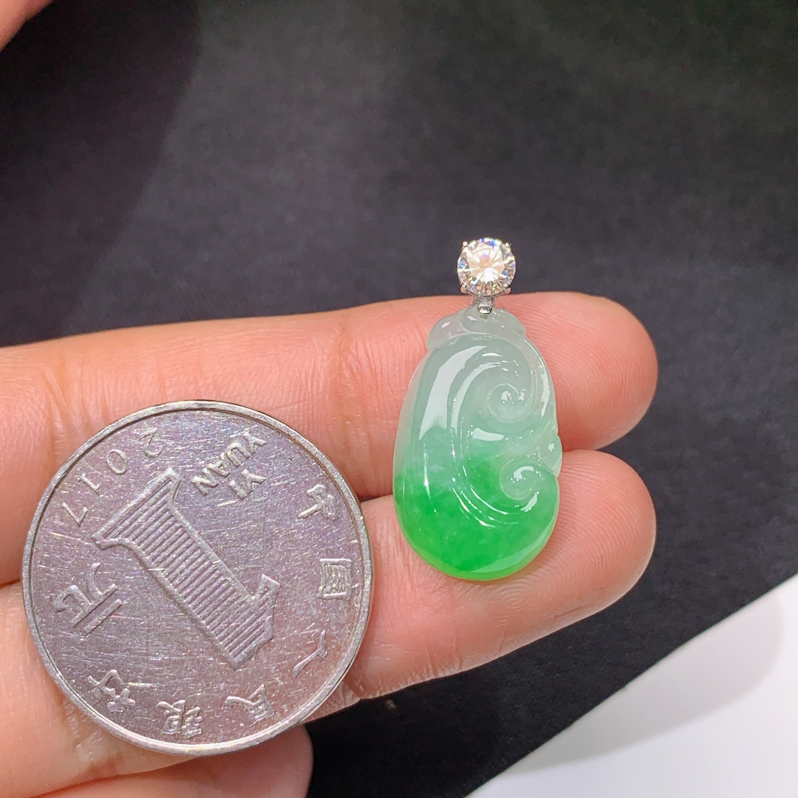 飘绿如意吊坠，18k金扣头，冰润细腻，种水足，Lt 尺寸23.7*11.4*4.9