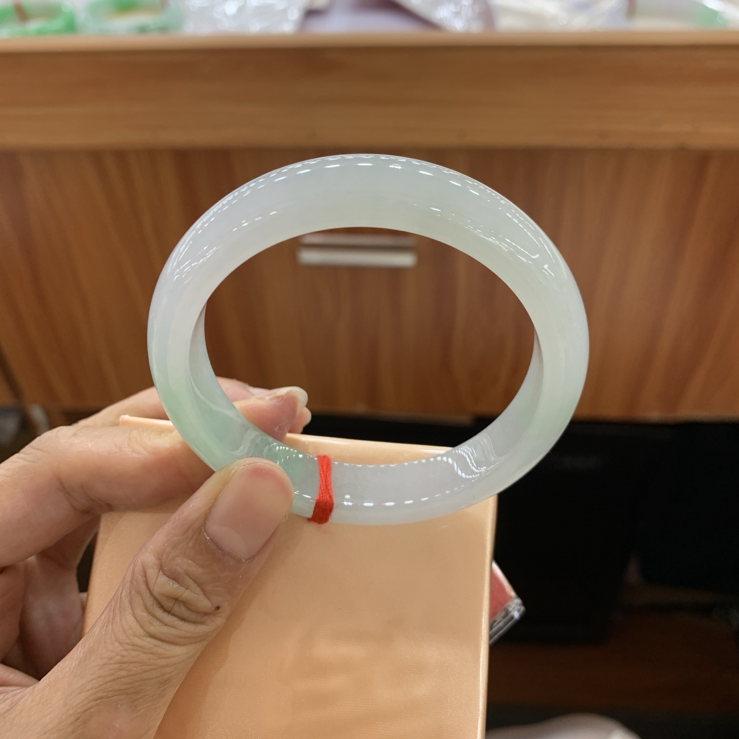 042818FN 飘绿正圈翡翠手镯 56-11.6-7.9