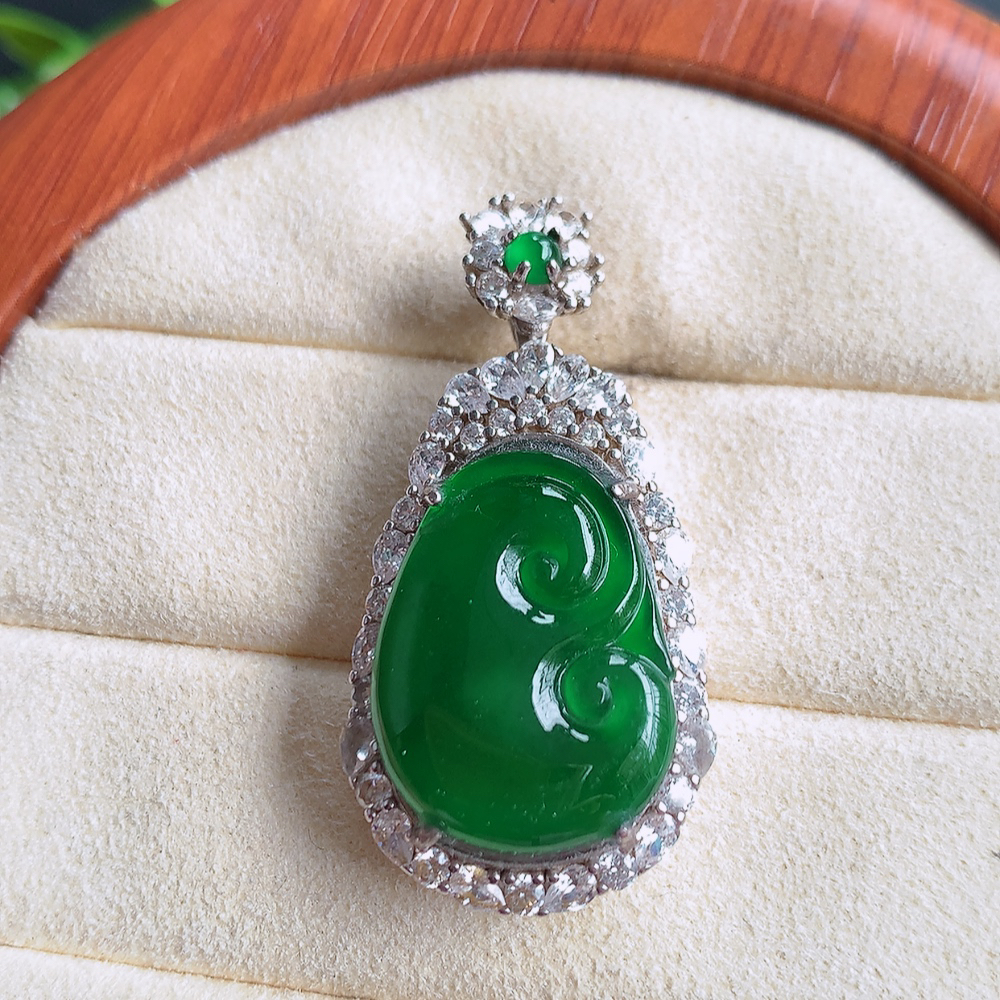 冰润满绿吉祥如意翡翠吊坠  925银饰镶嵌 寓意“万事如意，吉祥如意,福寿绵长 心想事成”饱满大气，通透水润  W502.27  整体尺寸：38-19-9.6mm   裸石尺寸：21-15.5mm